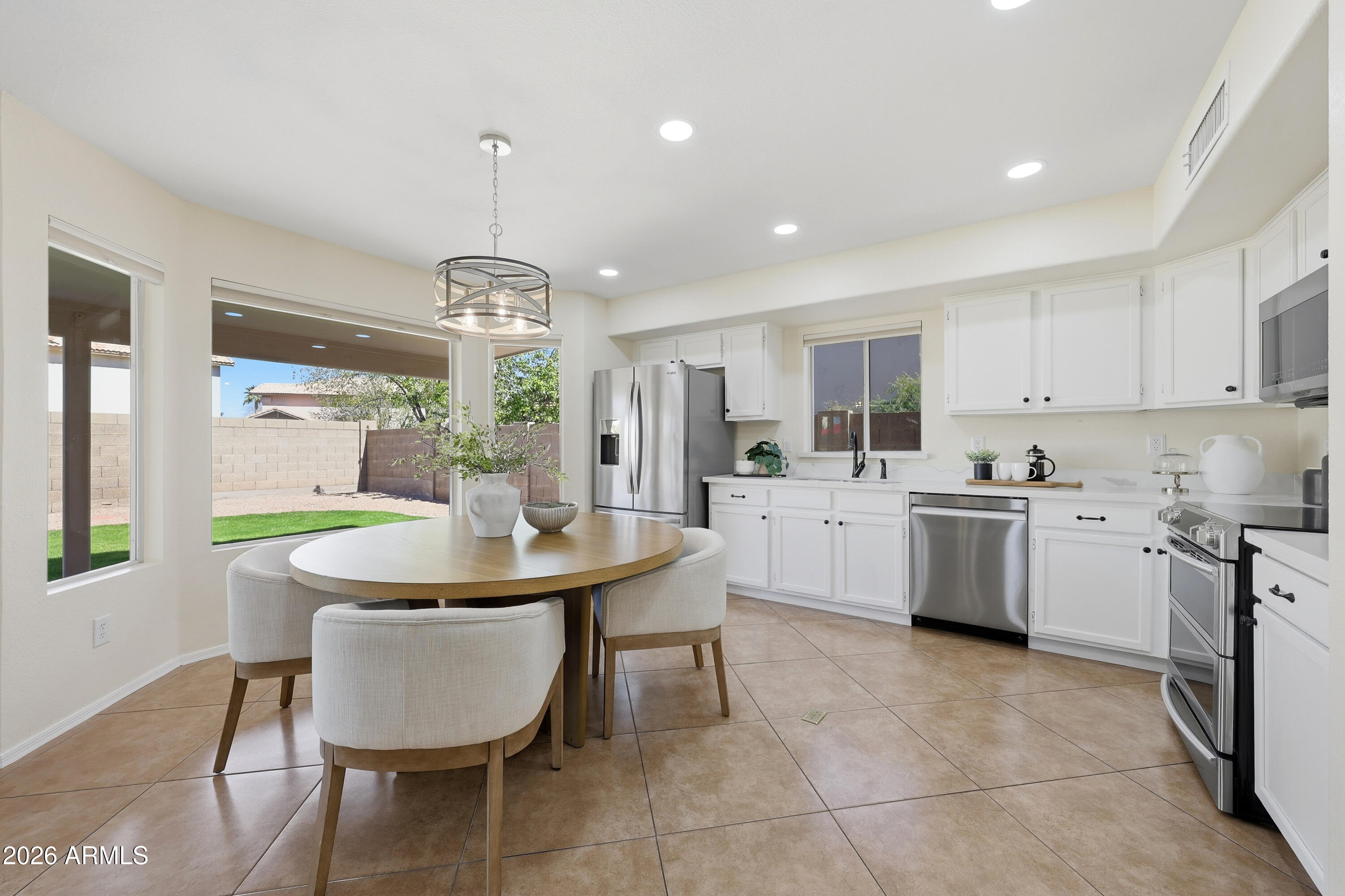 516 W SMOKE TREE Road