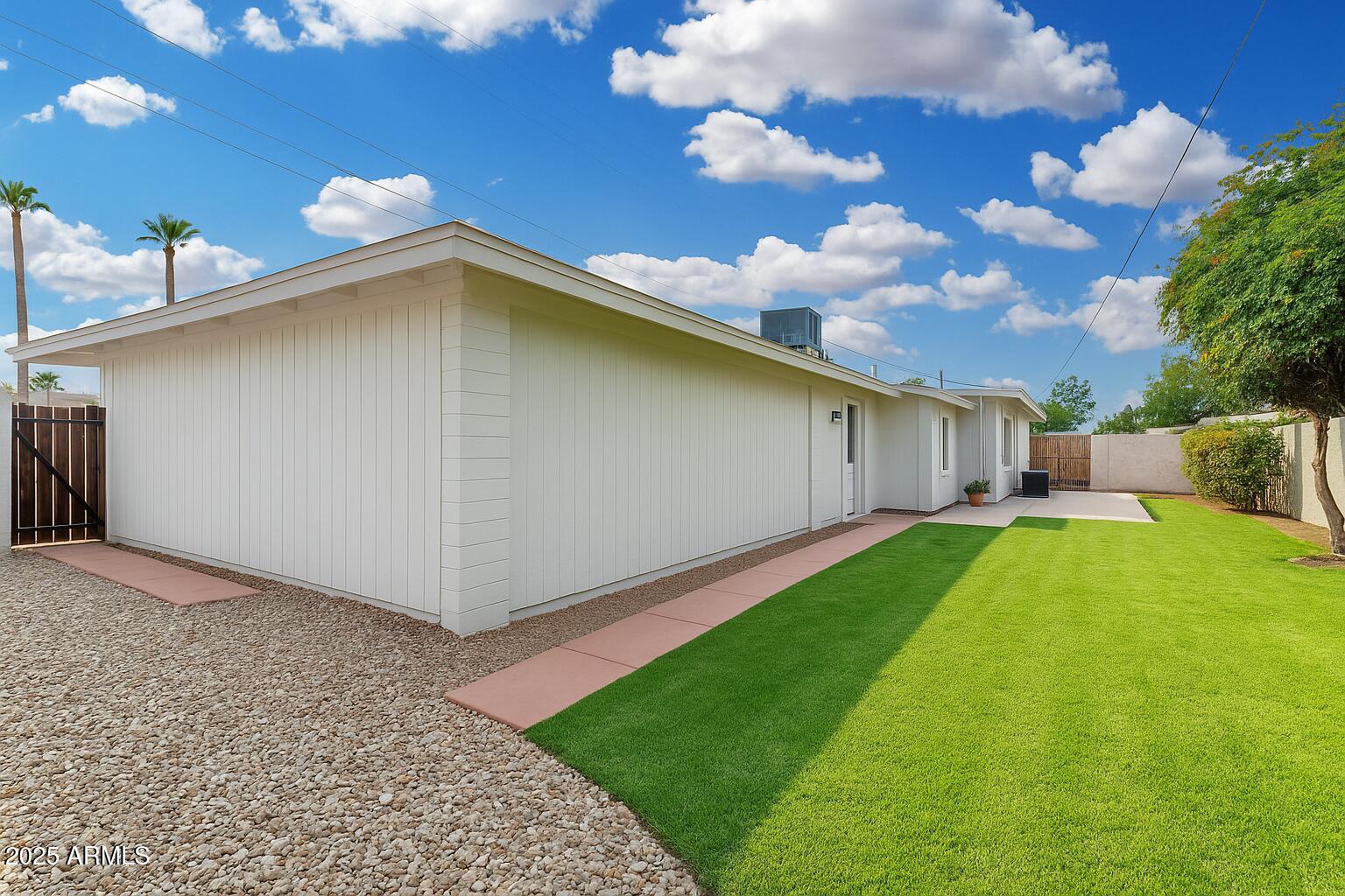 1106 E GLENDALE Avenue