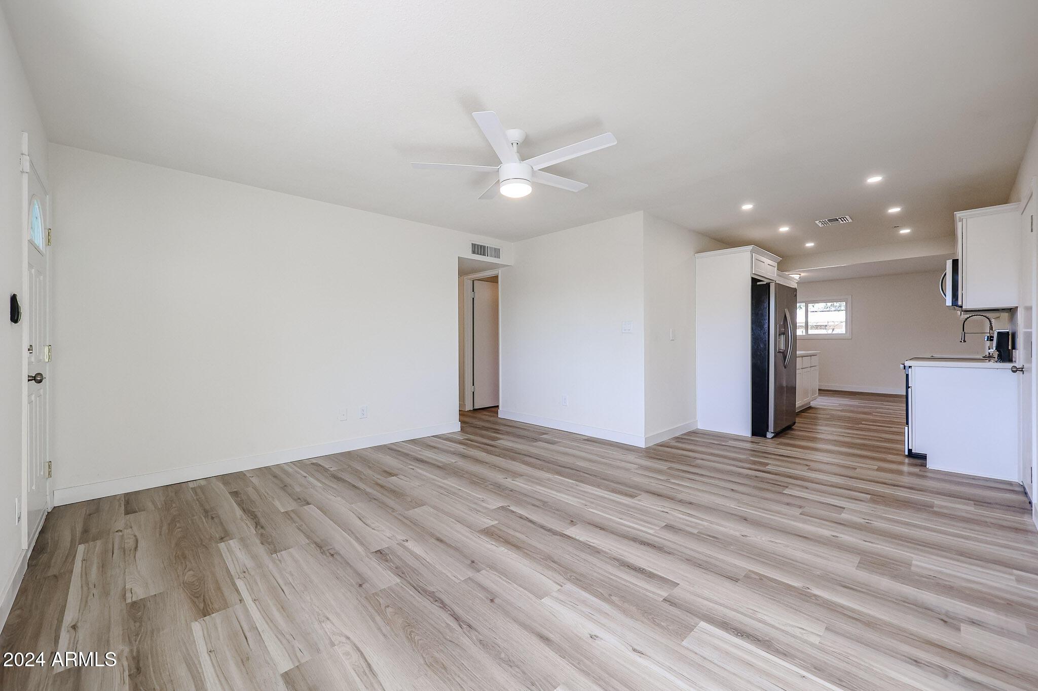 4352 E Grovers Avenue