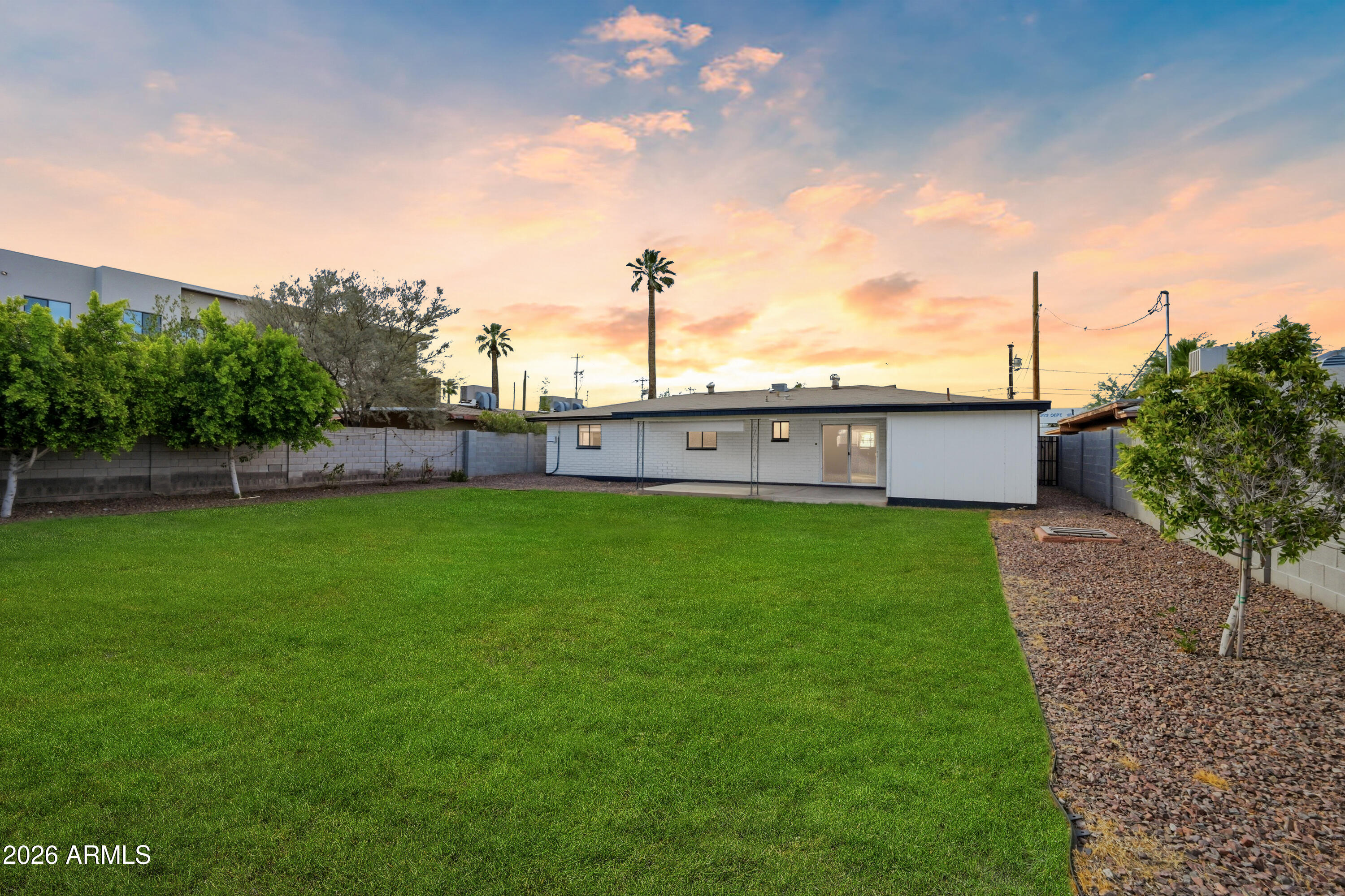 1221 E ELM Street