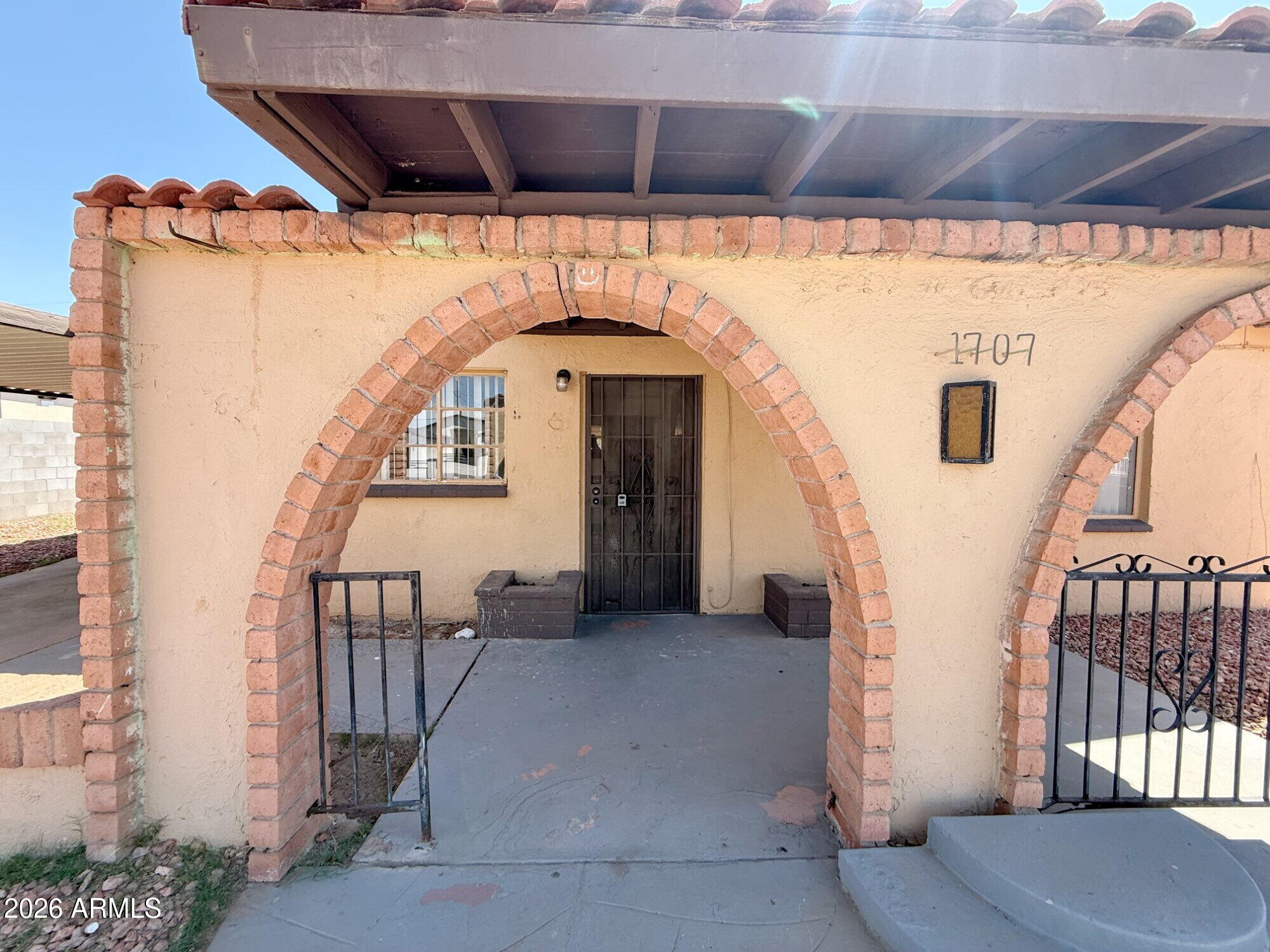1707 E ILLINI Street