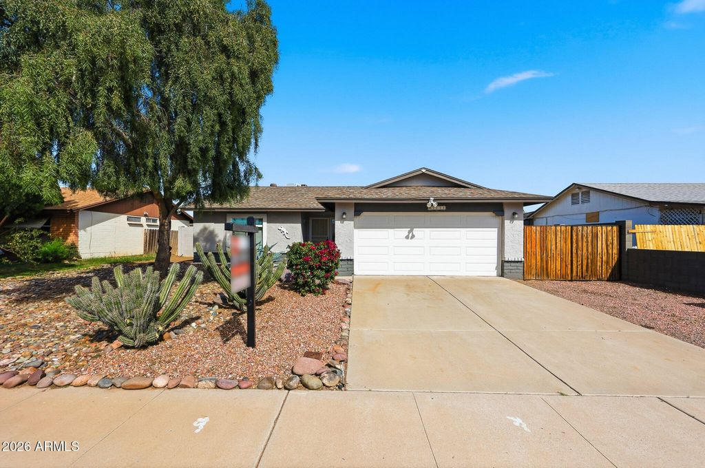 Photo of 7132 W Vermont Avenue, Glendale, AZ 85303 (MLS # 6988131)