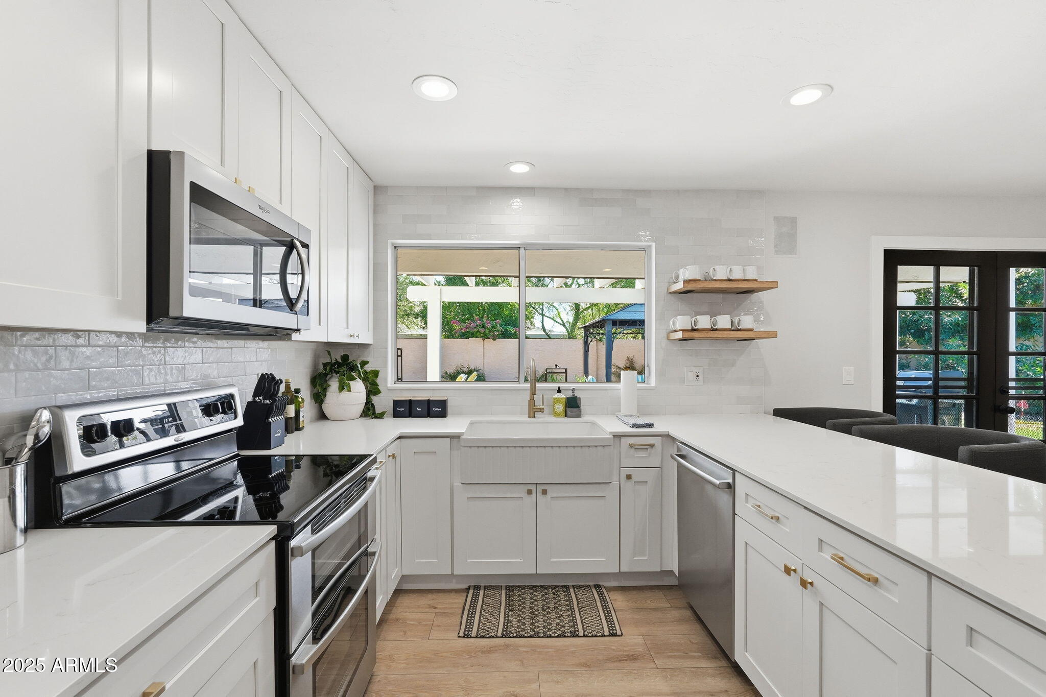 6113 E GELDING Drive