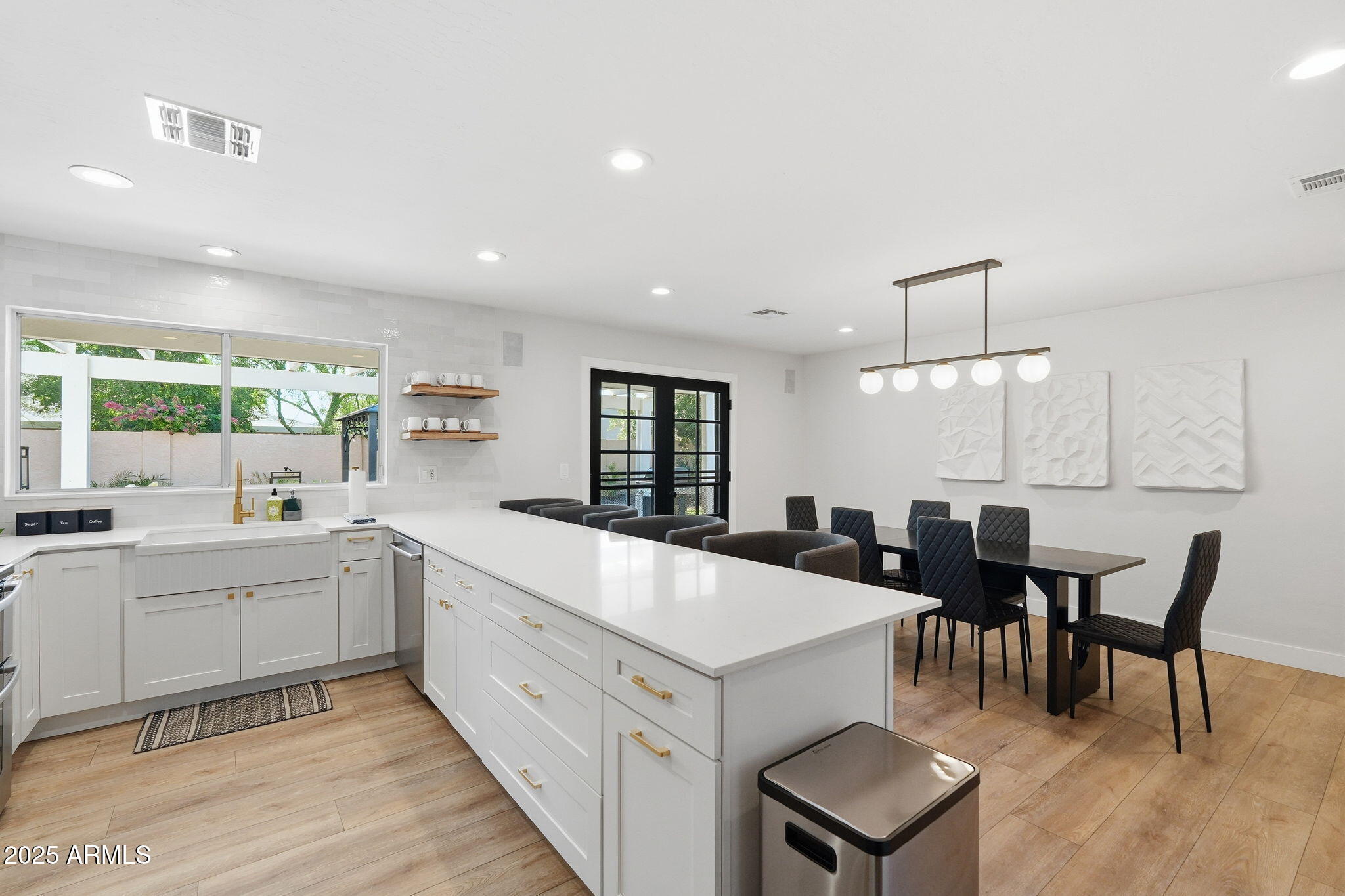 6113 E GELDING Drive