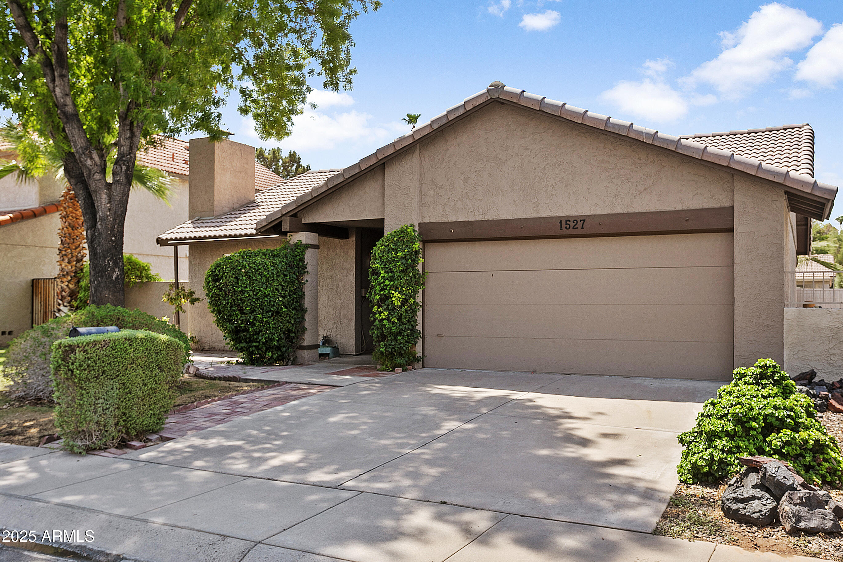 1527 E WESTWIND Way