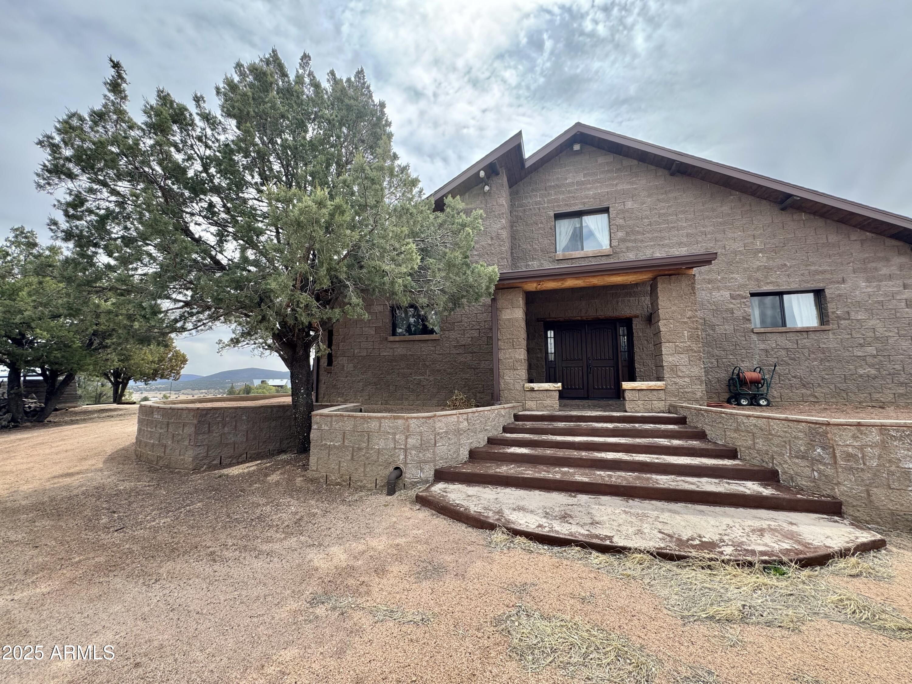 137 E HILLTOP Road