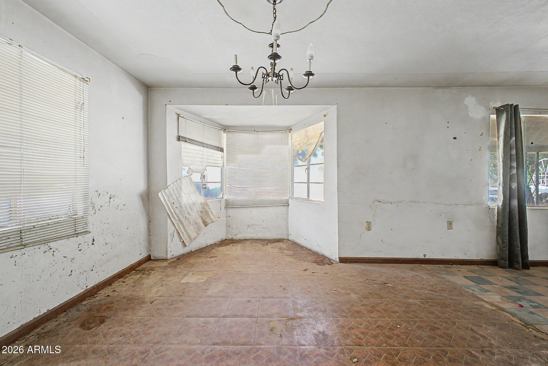 328 N DELAWARE Street