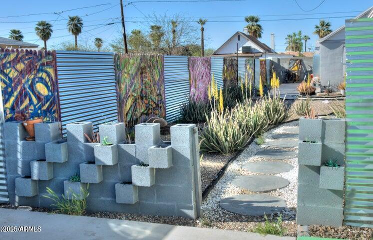 1522 E PIERCE Street