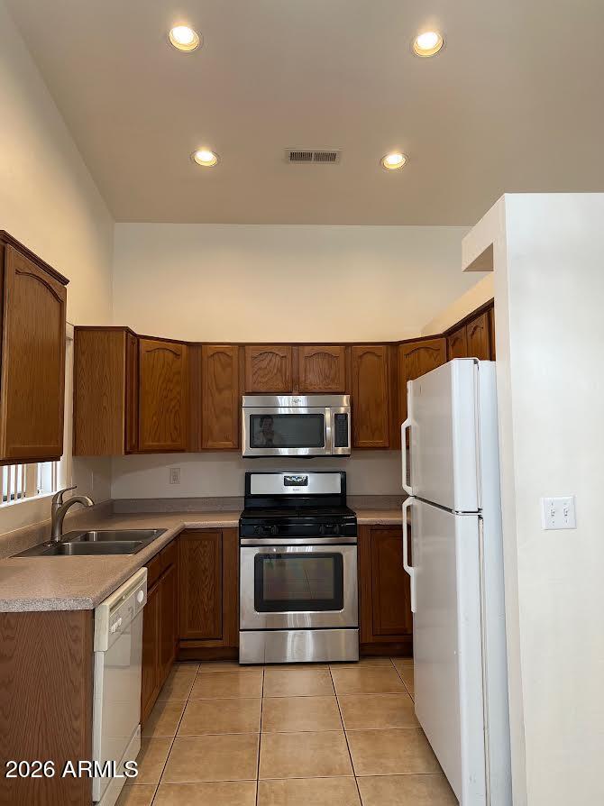 7040 E ROUNDUP Drive