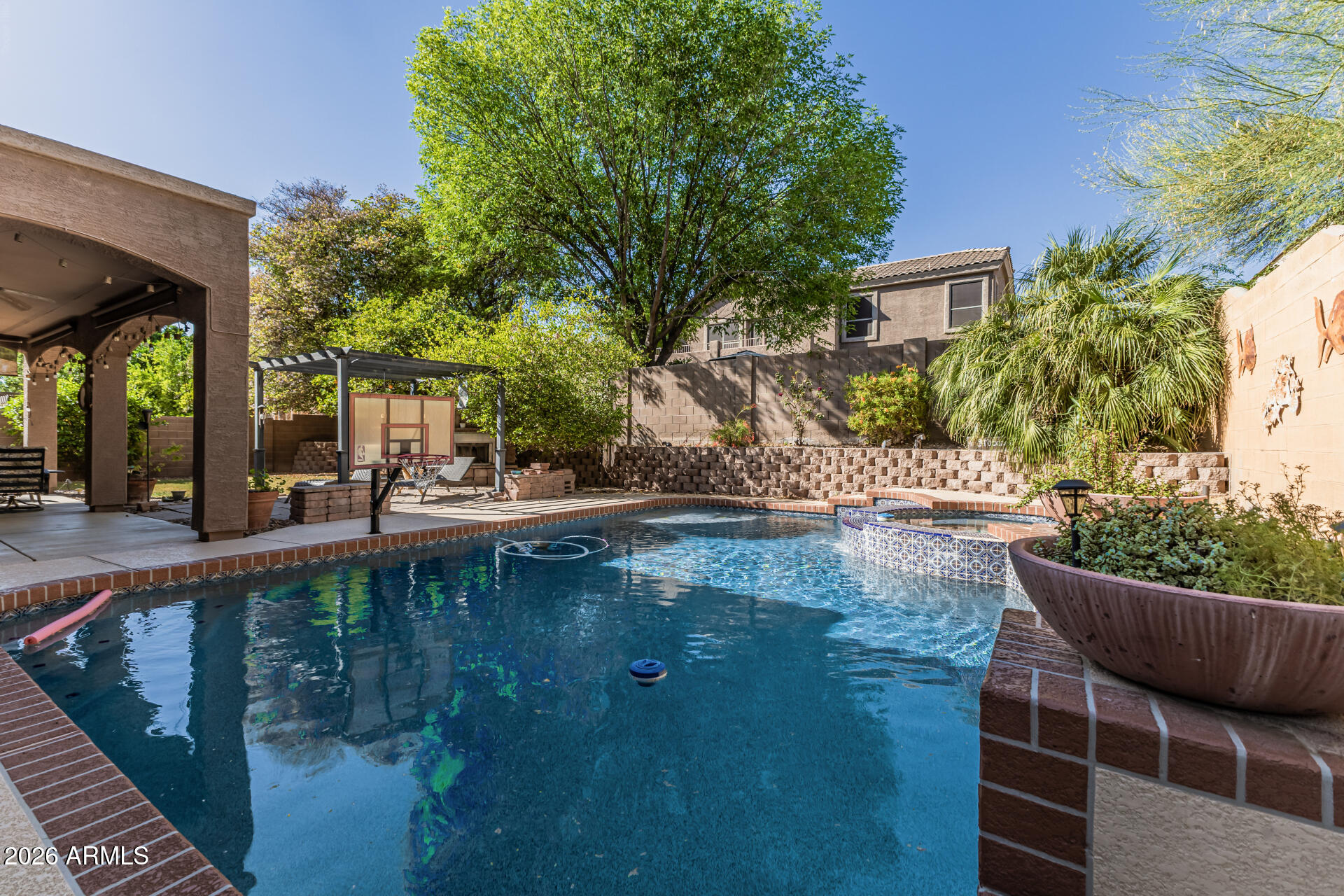 7046 W COTTONTAIL Lane