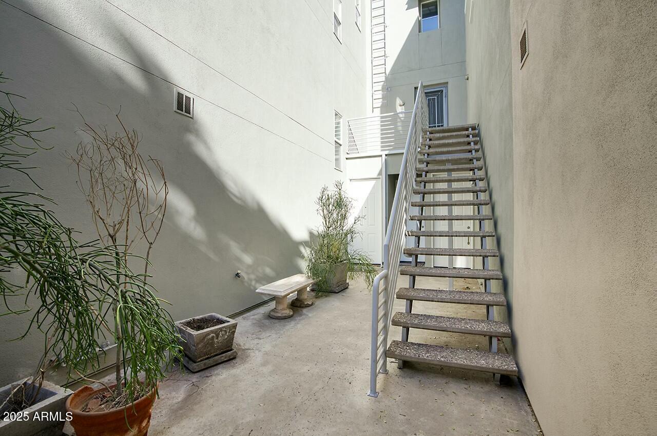 706 E WASHINGTON Street 202