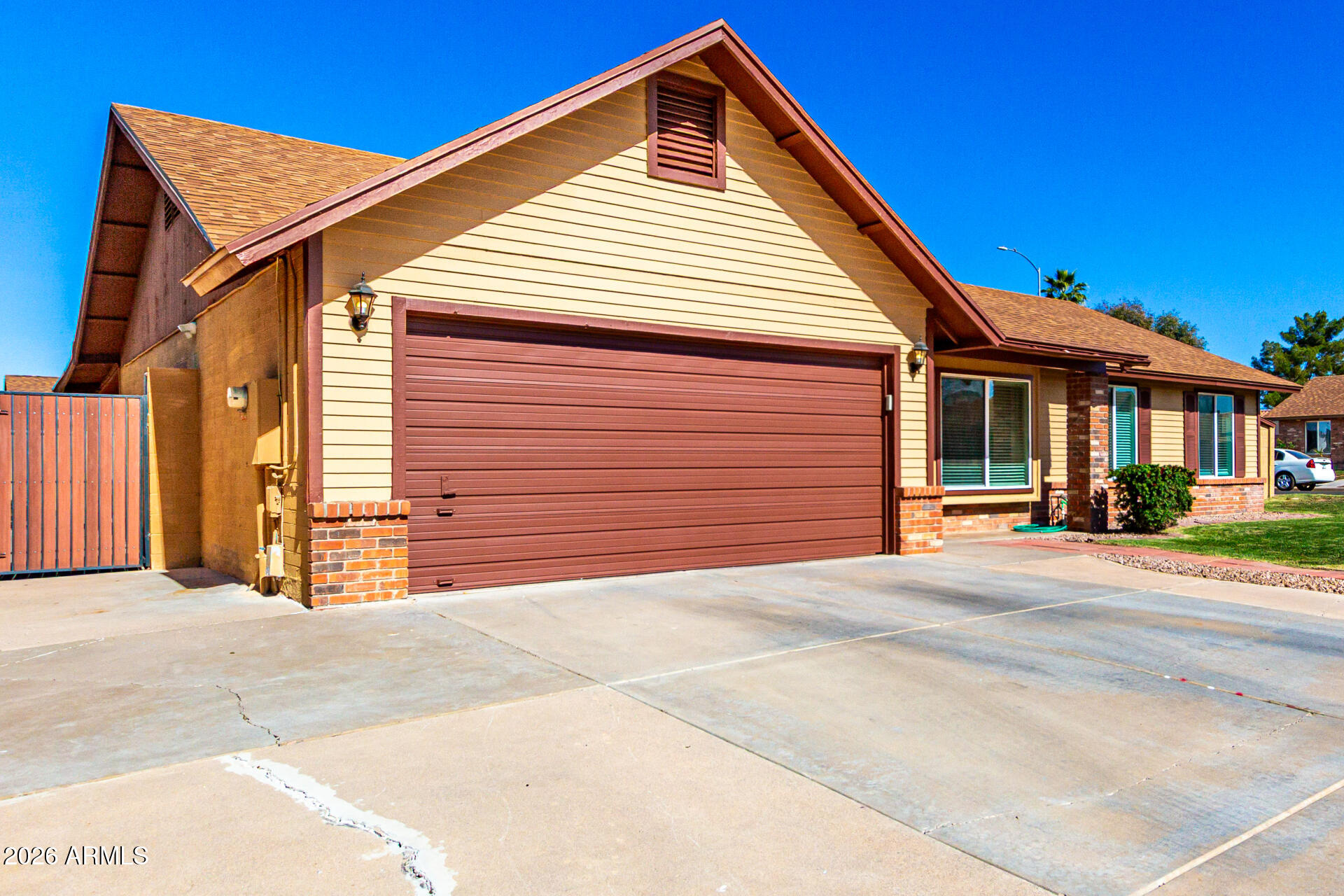 2554 E CATALINA Avenue