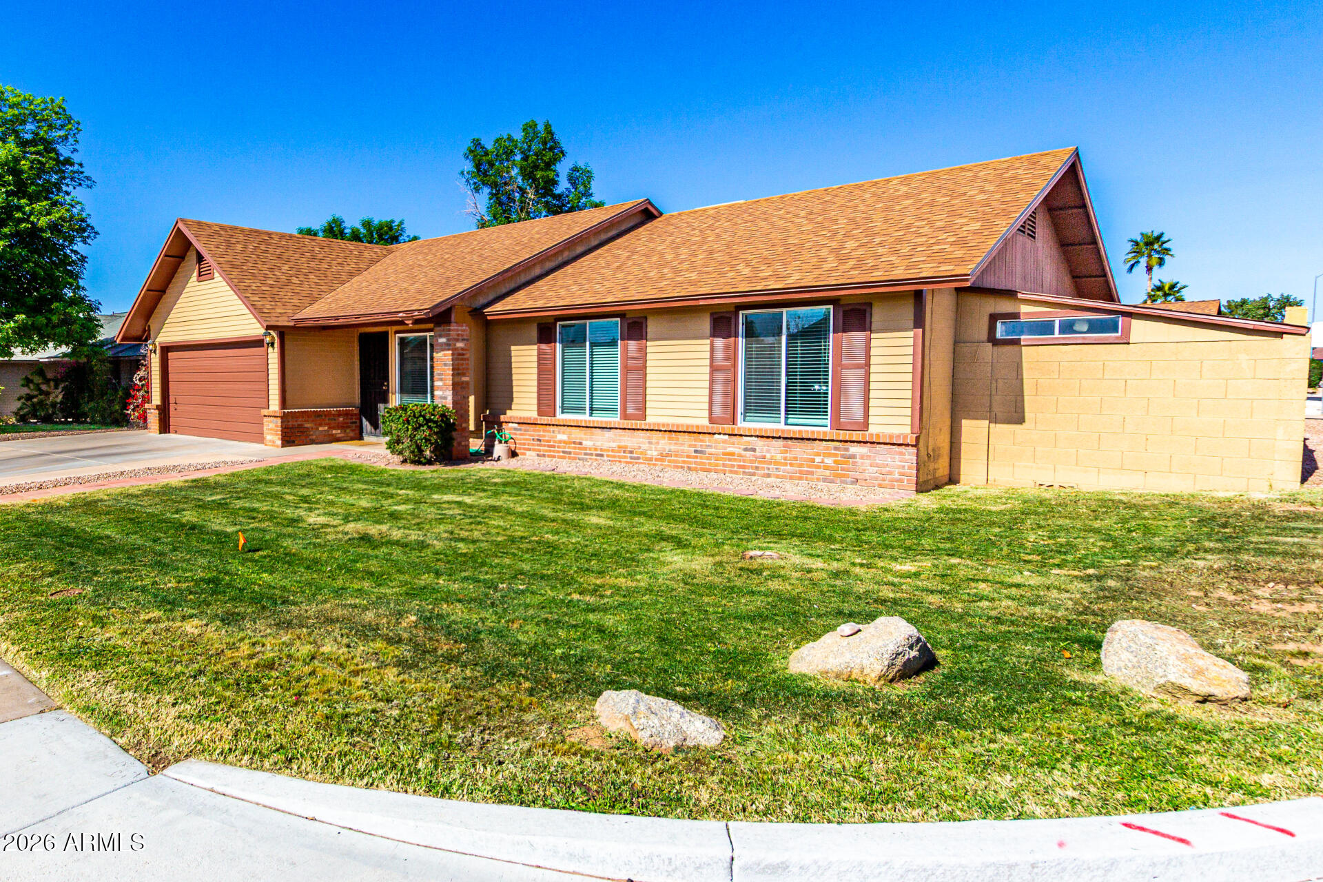 2554 E CATALINA Avenue