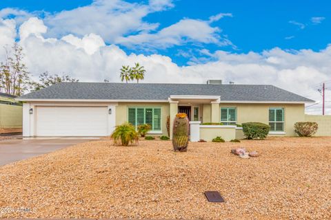 Single Family Residence in Phoenix AZ 2366 SAHUARO Drive.jpg