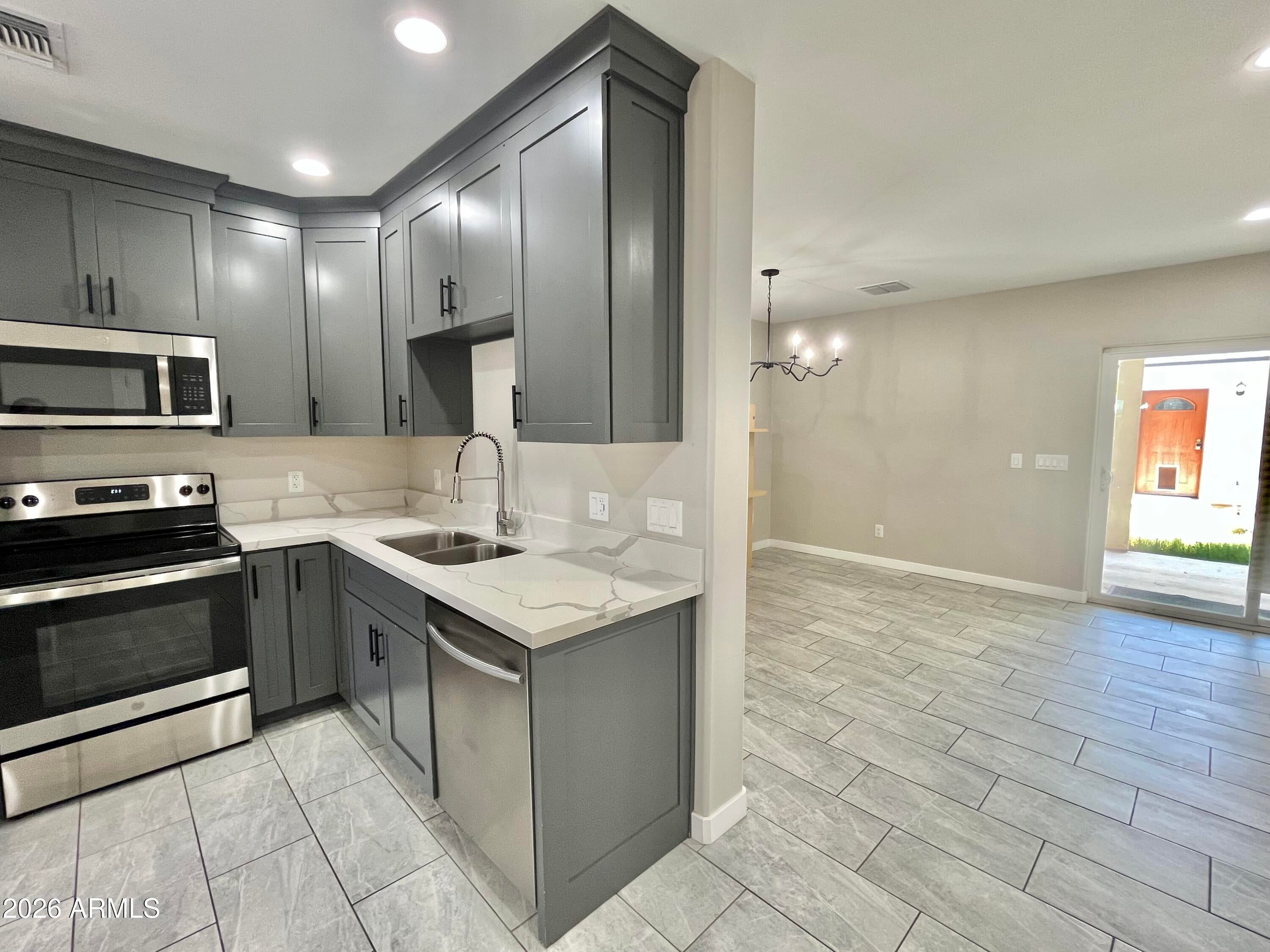 5211 N 8TH Place