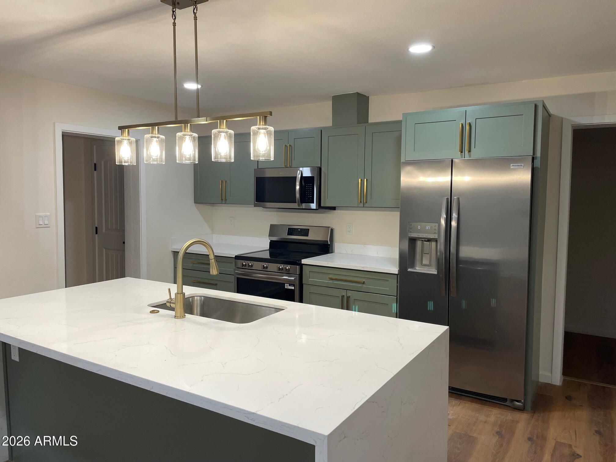 1819 W MORTEN Avenue