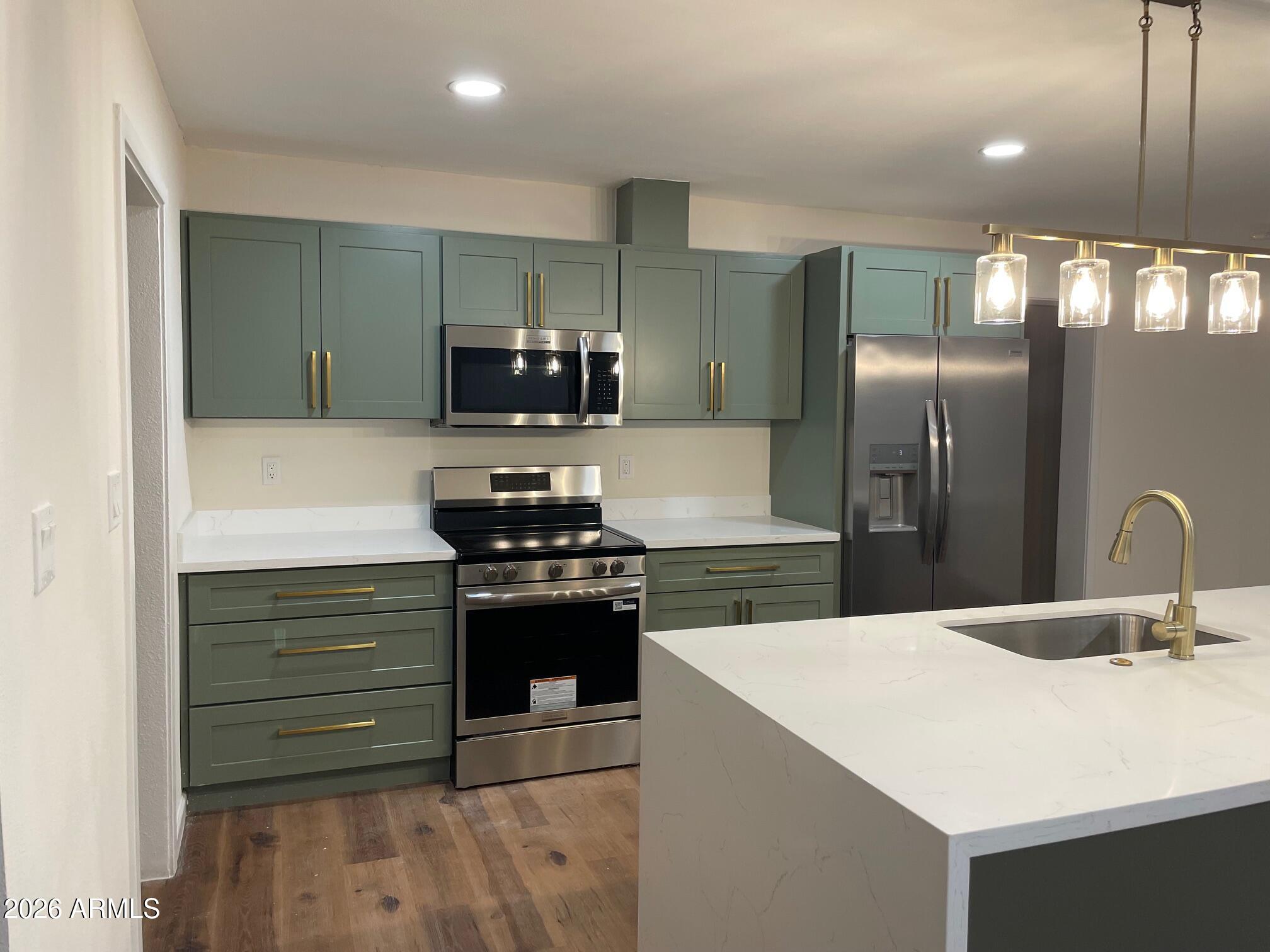 1819 W MORTEN Avenue