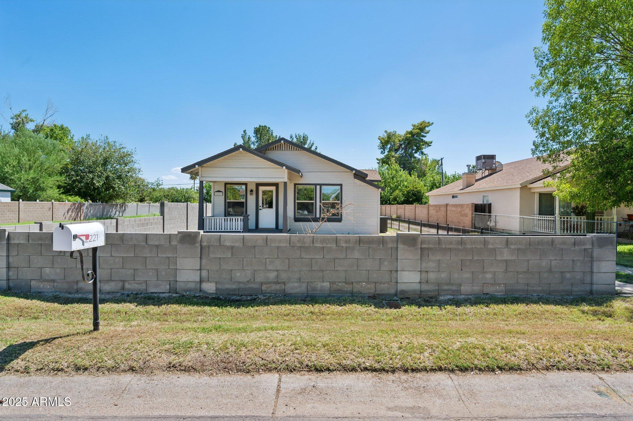 2221 W HAYWARD Avenue