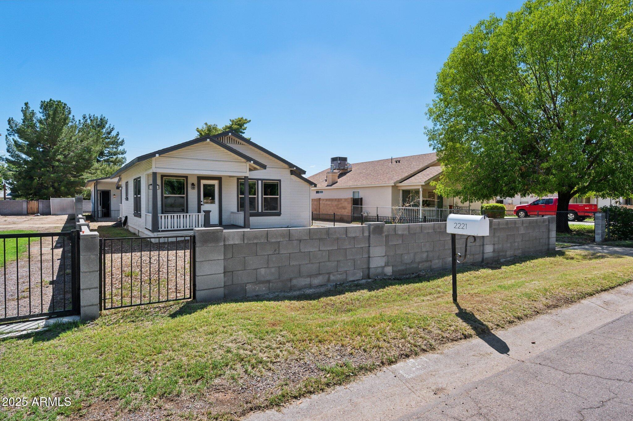 2221 W HAYWARD Avenue
