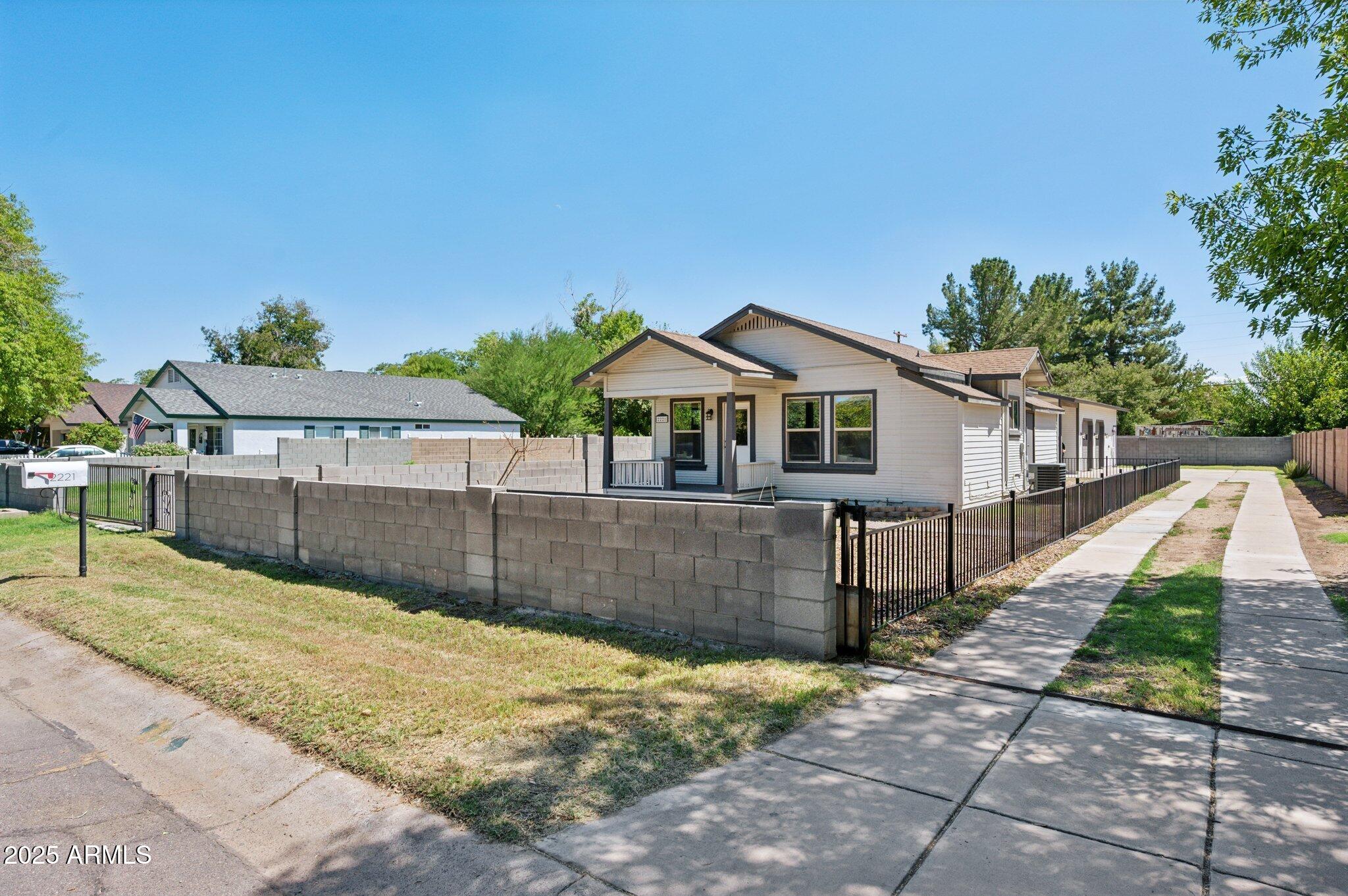 2221 W HAYWARD Avenue