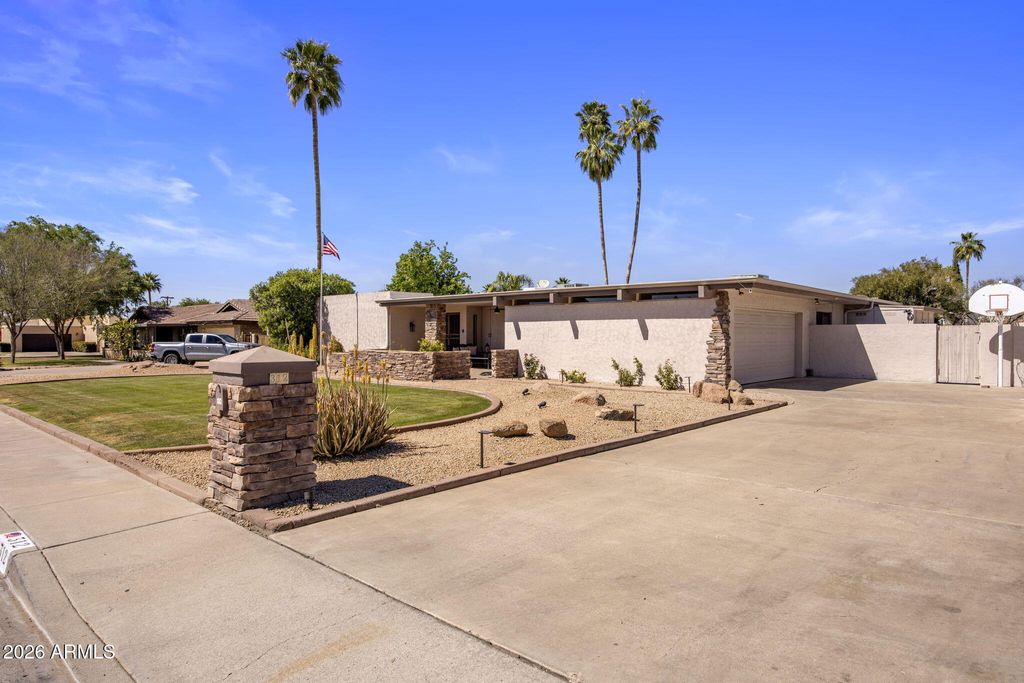 Photo of 312 E Brook Hollow Drive, Phoenix, AZ 85022 (MLS # 7001974)