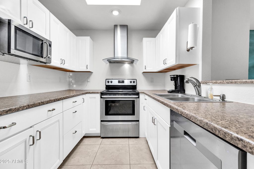 Photo of 320 W Laguna Drive, Tempe, AZ 85282 (MLS # 6958139)