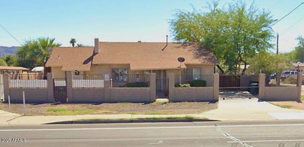 Photo of 301 E Southern Avenue E, Phoenix, AZ 85040 (MLS # 6936126)