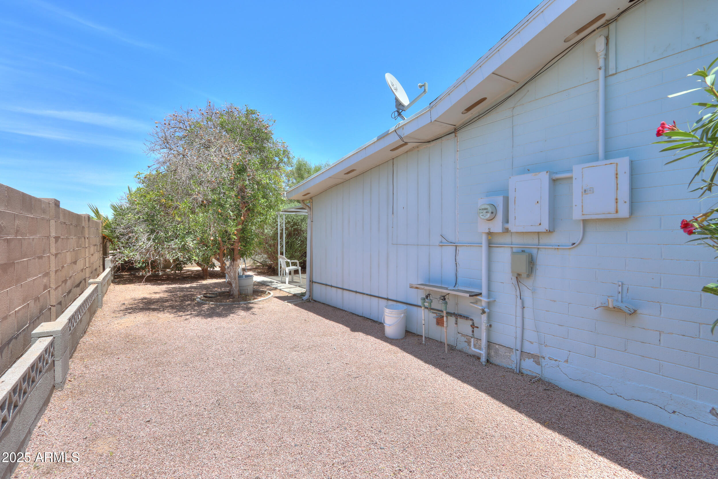 5228 E DES MOINES Street