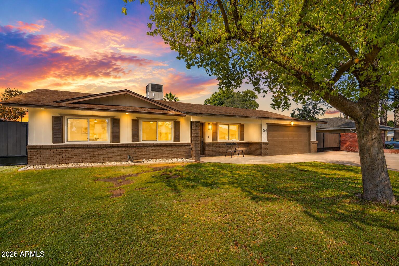 705 N ORACLE Circle