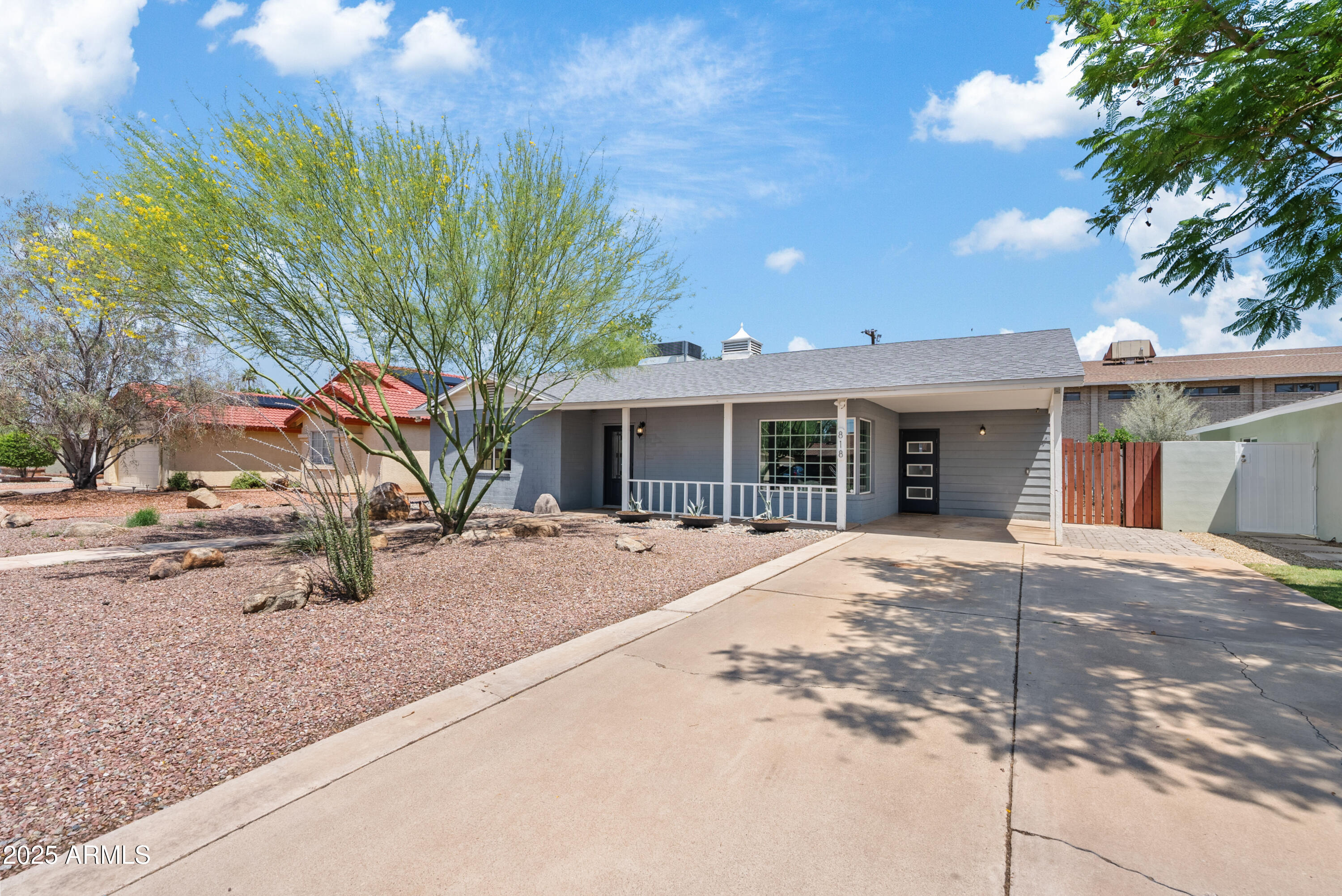 818 W EARLL Drive