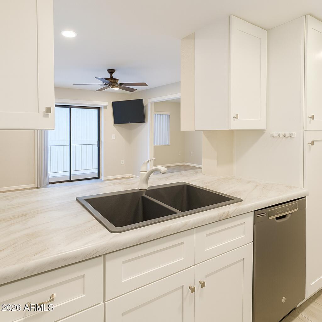 3033 E DEVONSHIRE Avenue 1009