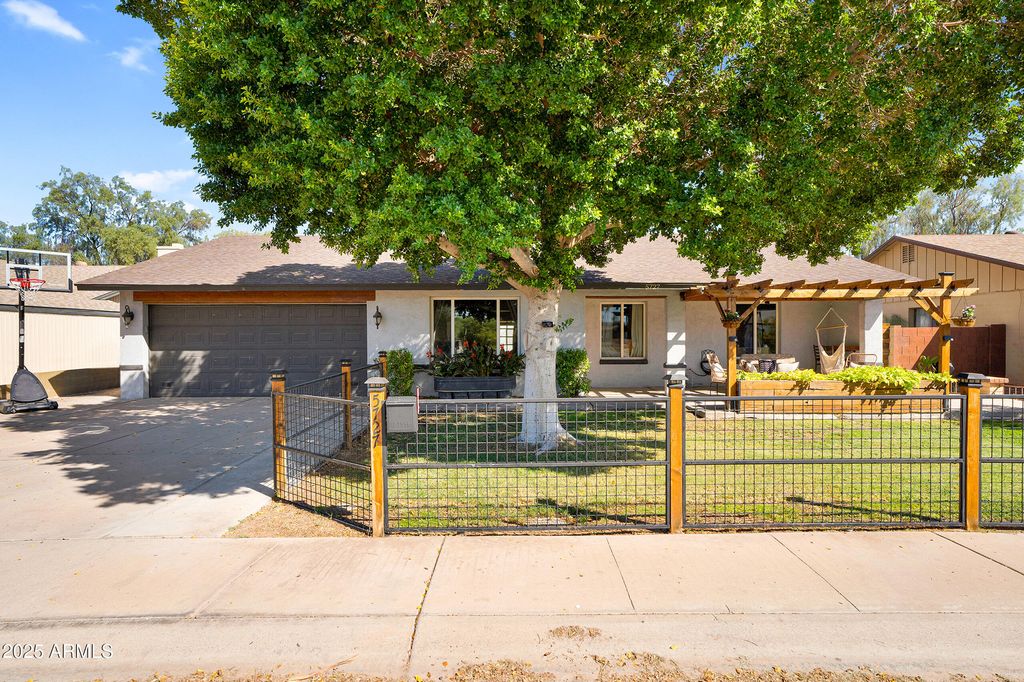 Photo of 5727 S Siesta Lane, Tempe, AZ 85283 (MLS # 6929370)