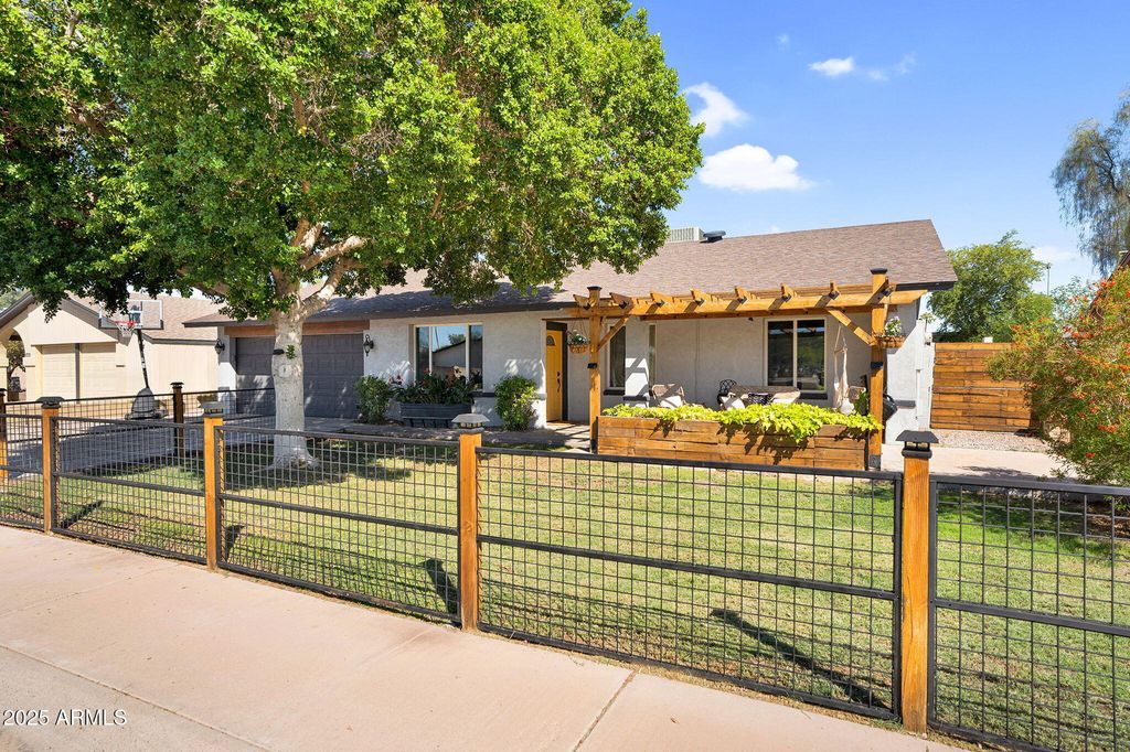 Photo of 5727 S Siesta Lane, Tempe, AZ 85283 (MLS # 6929370)