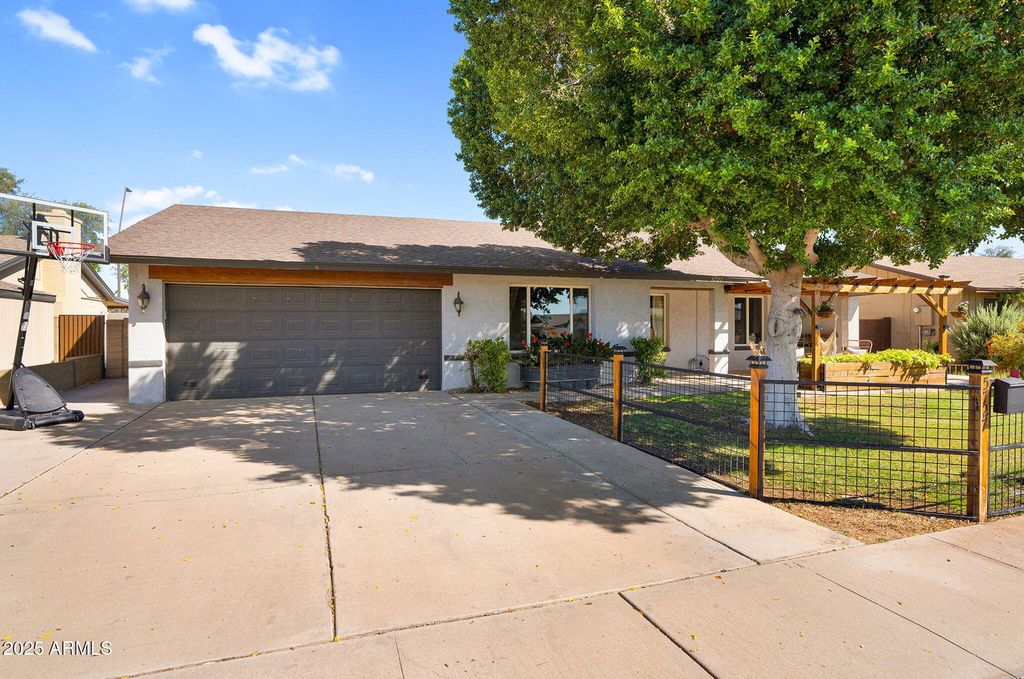 Photo of 5727 S Siesta Lane, Tempe, AZ 85283 (MLS # 6929370)