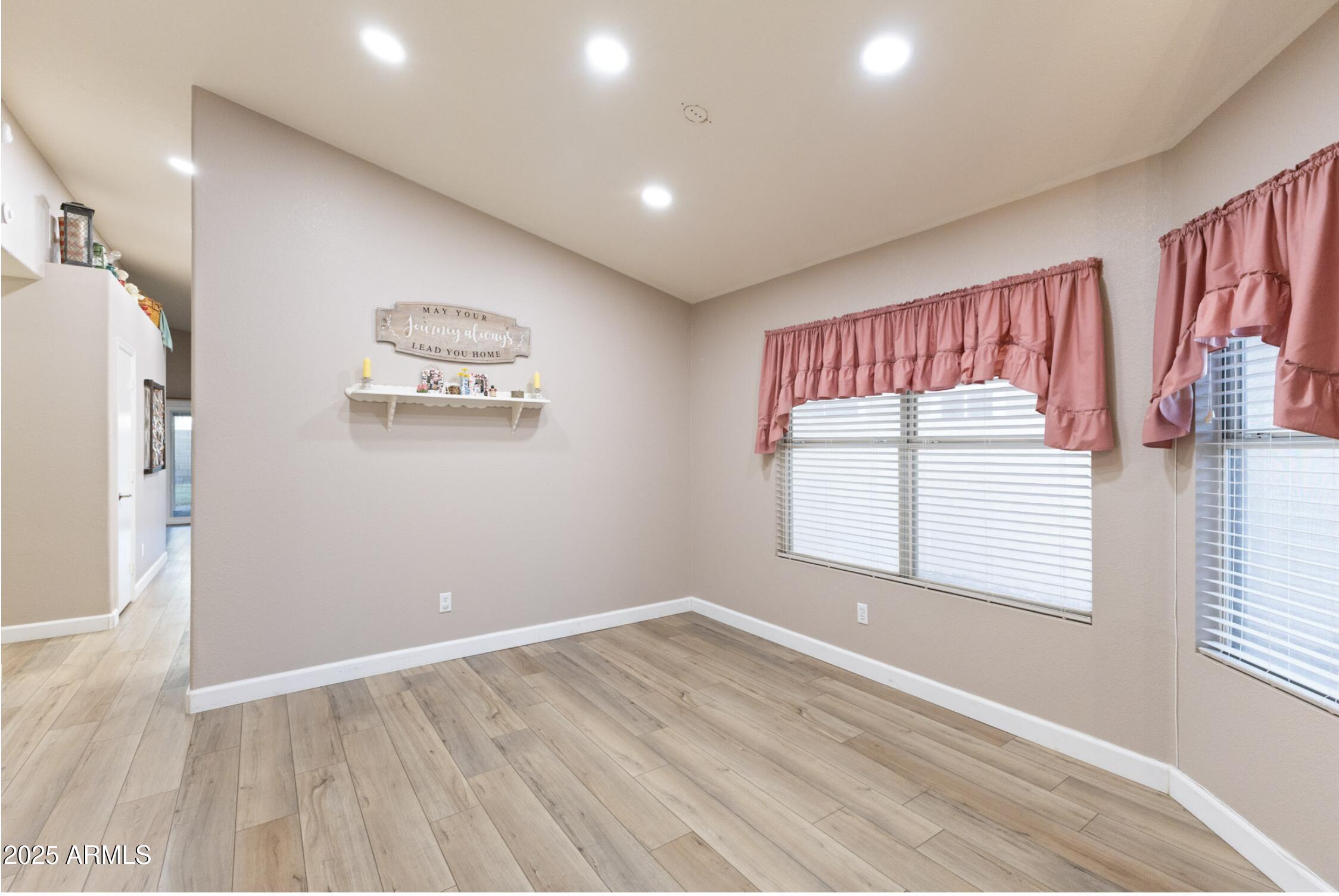 1142 W SPARROW Drive