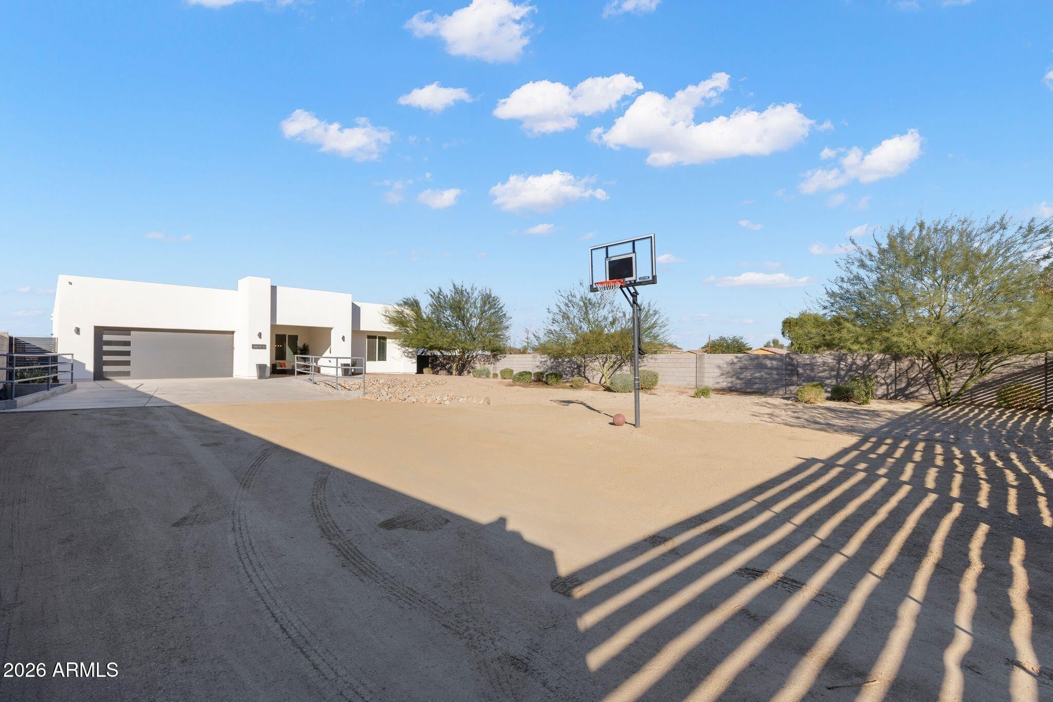 2252 E SOUTH MOUNTAIN Avenue