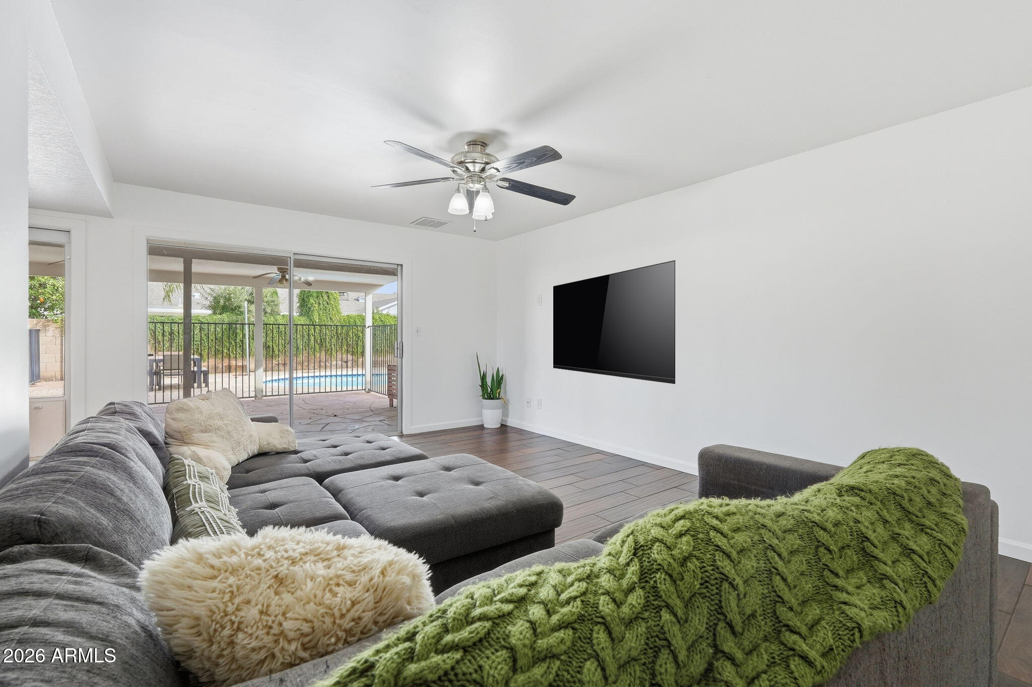 3934 W AIRE LIBRE Avenue