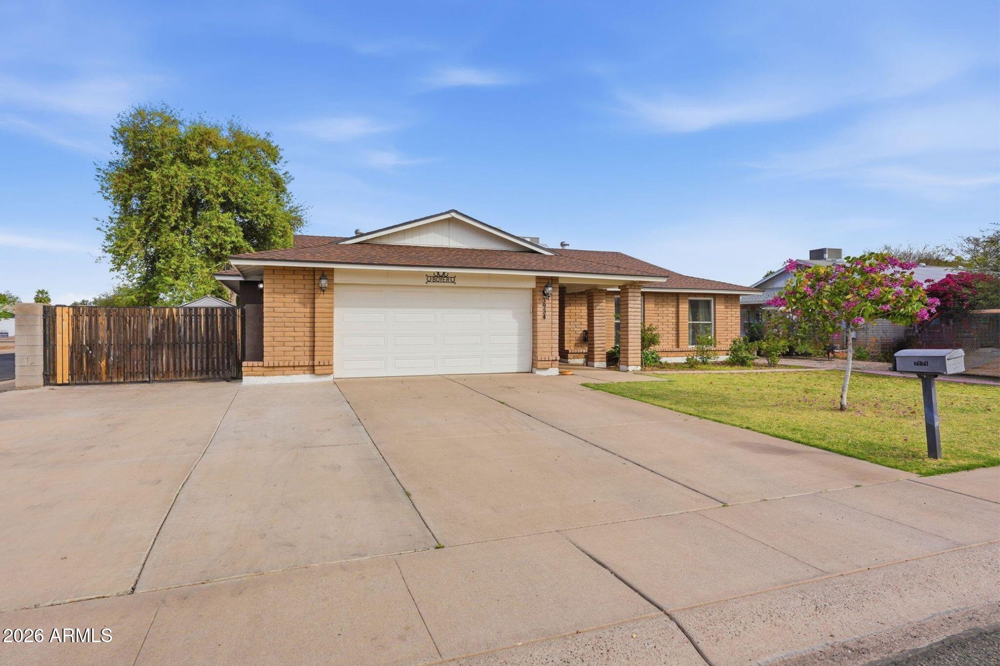 3934 W AIRE LIBRE Avenue