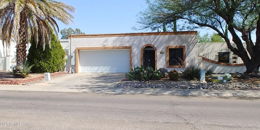 This cute home is ready for new owners. There is a wonderful floorplan with lots of living space. There is a very large living room and a large breakfast/dining room off the kitchen. There are several skylights to bring lots of natural light truout the home. There is a brand new gas furnace and a/c unit to keep you confortable all year around. There is a beautiful backyard that will be your private oasis. There is a storage shed in back as well as some built in storage in the garage. This is a great home at a great price! You will not want to miss it. Call me today for your private showing before it is gone.