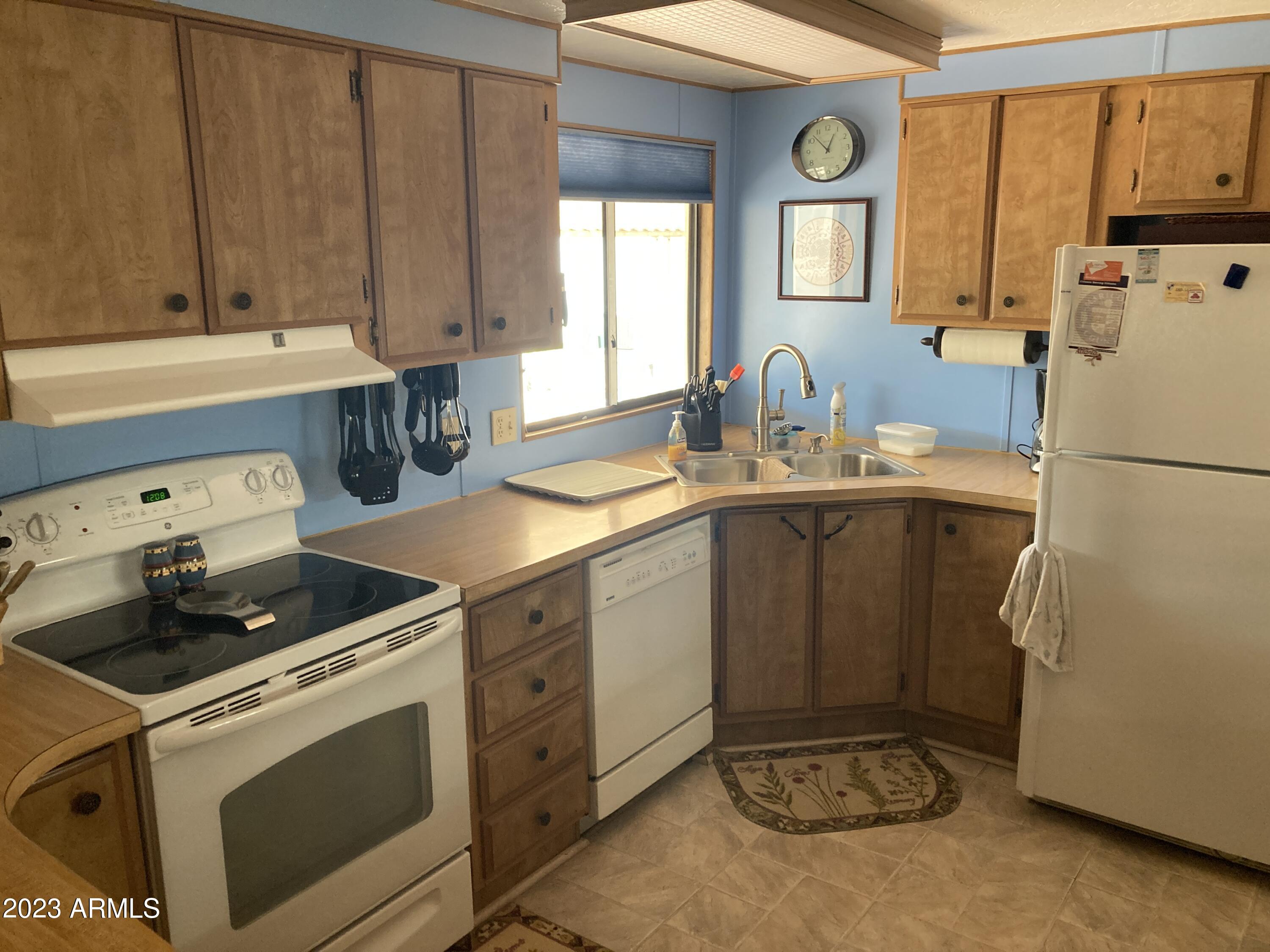 4065 E University Drive 526