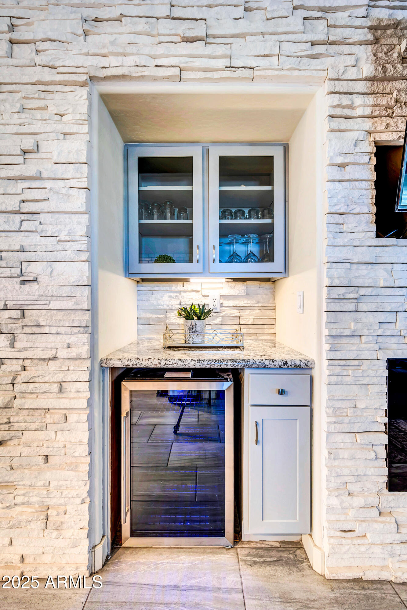 1140 E VERMONT Drive