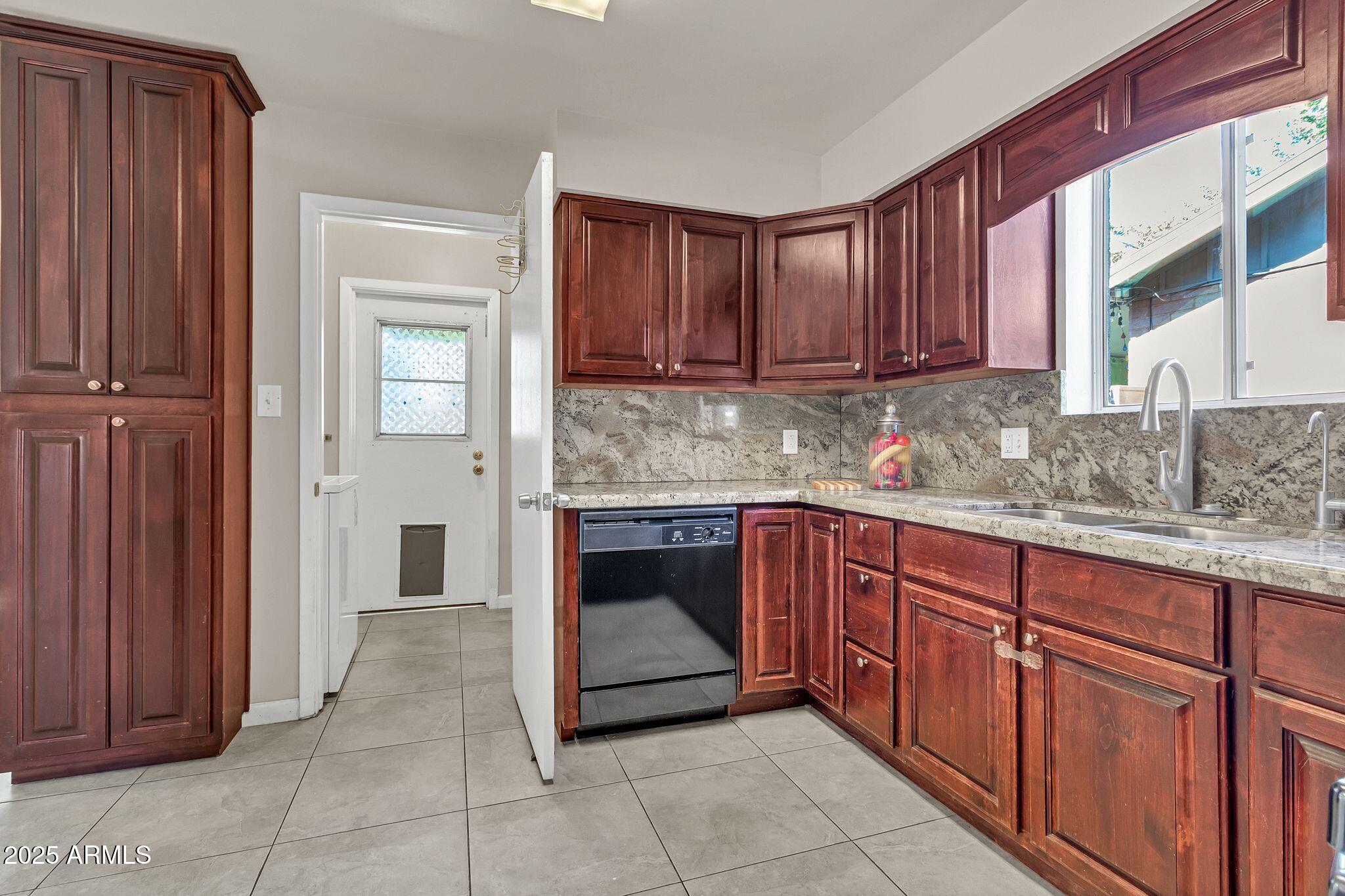 3302 E PINCHOT Avenue 9