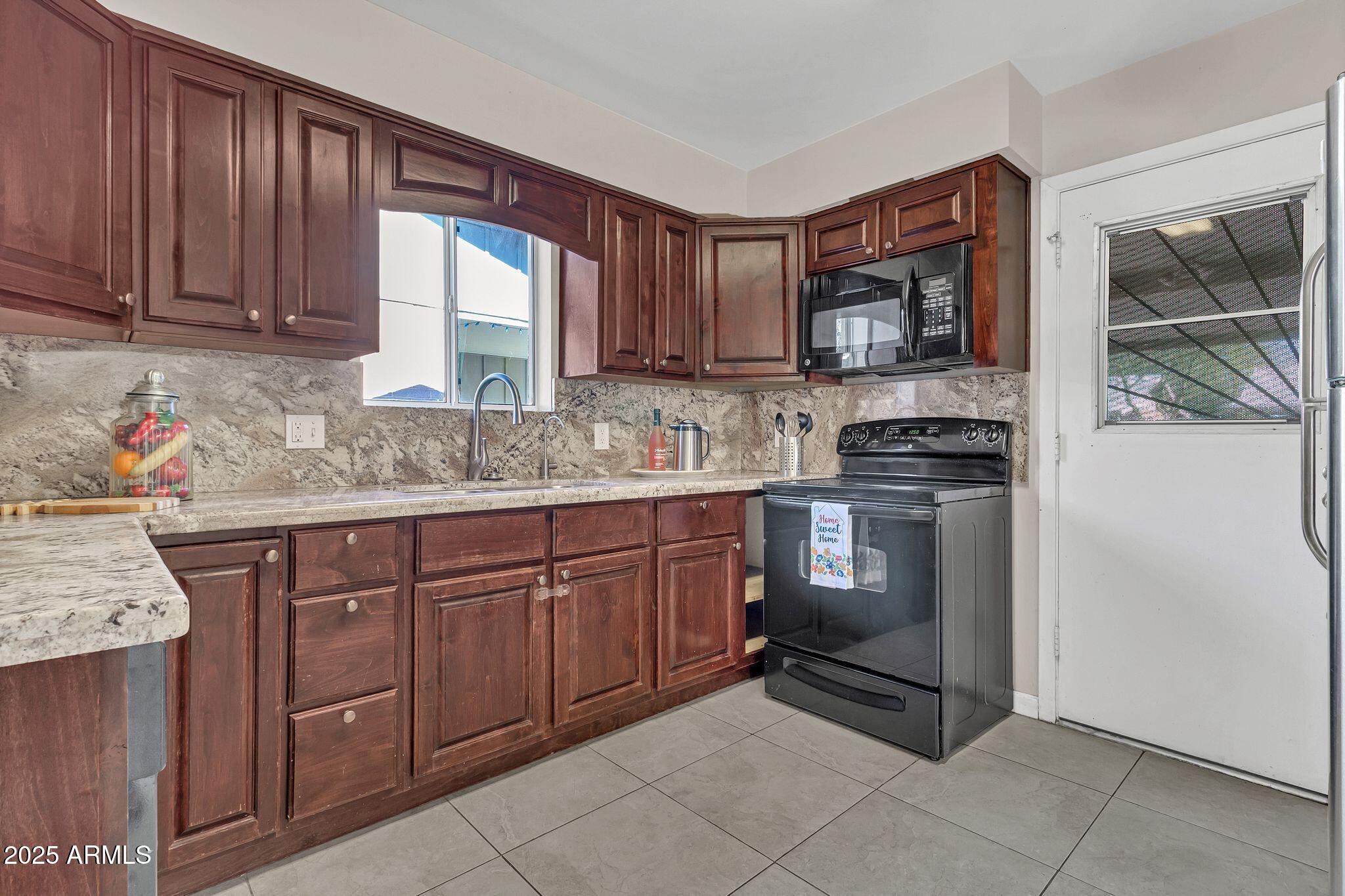 3302 E PINCHOT Avenue 9