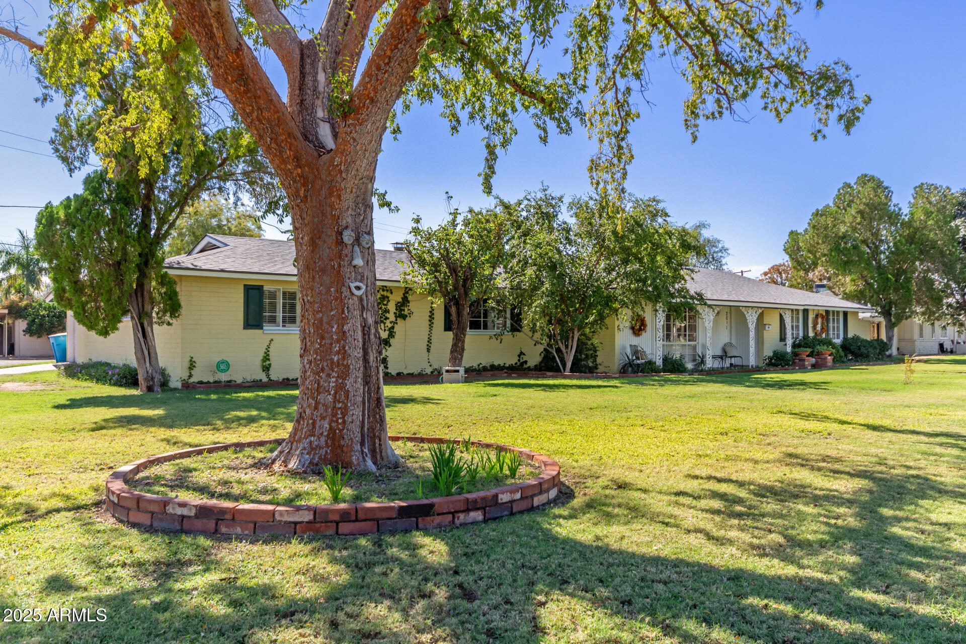 2011 W CAMBRIDGE Avenue