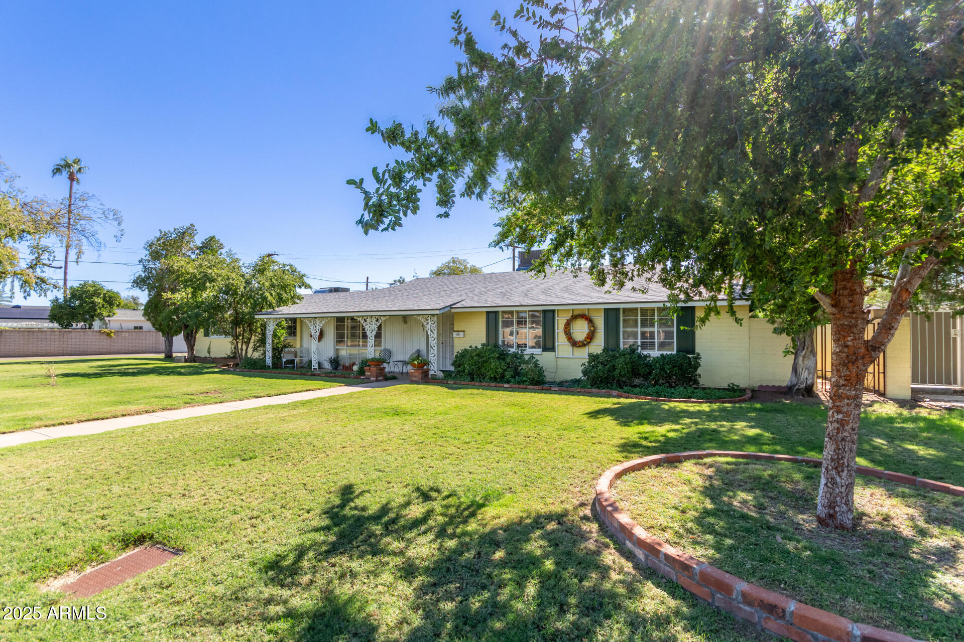 2011 W CAMBRIDGE Avenue