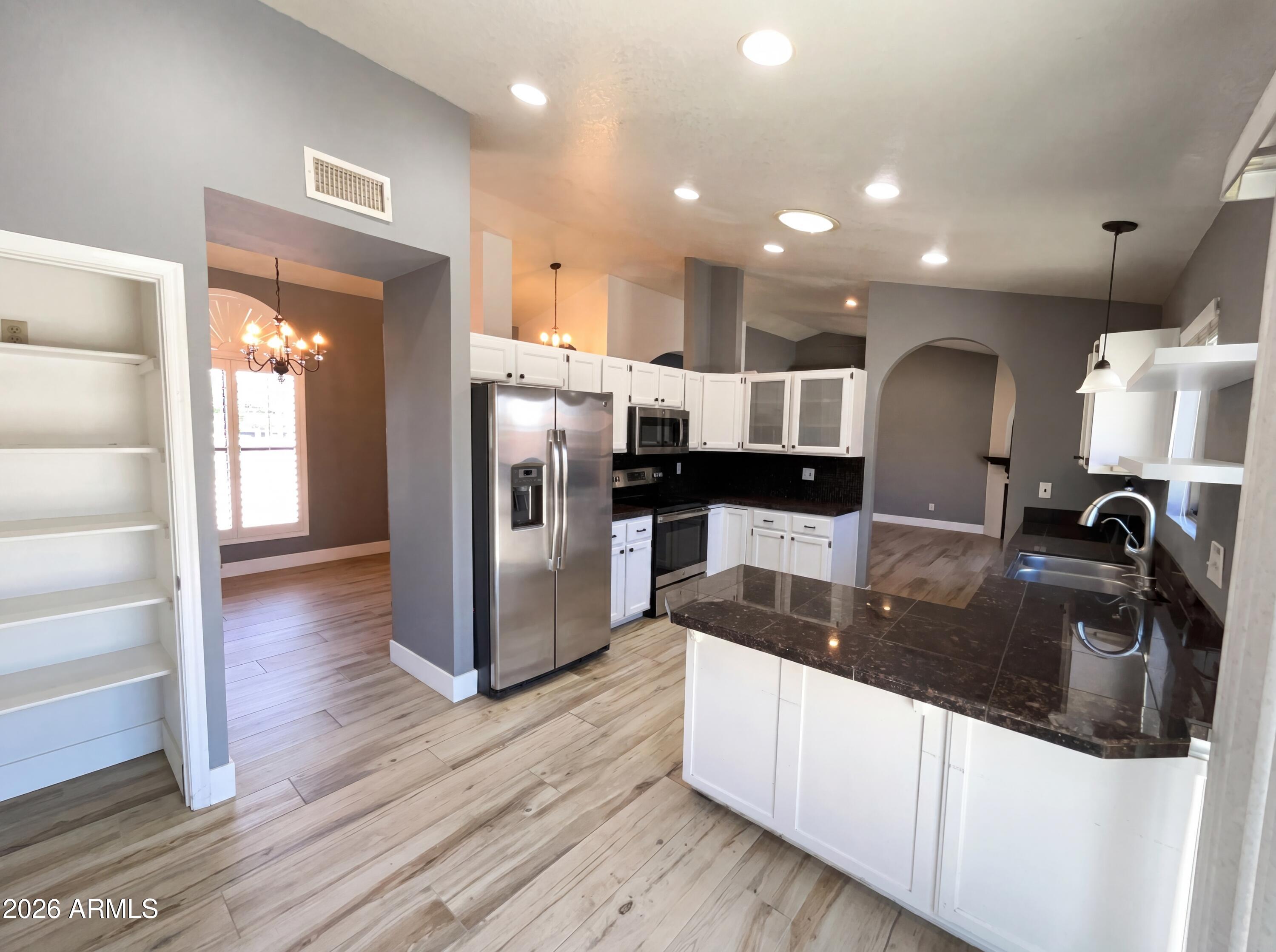 2823 E NORWOOD Street