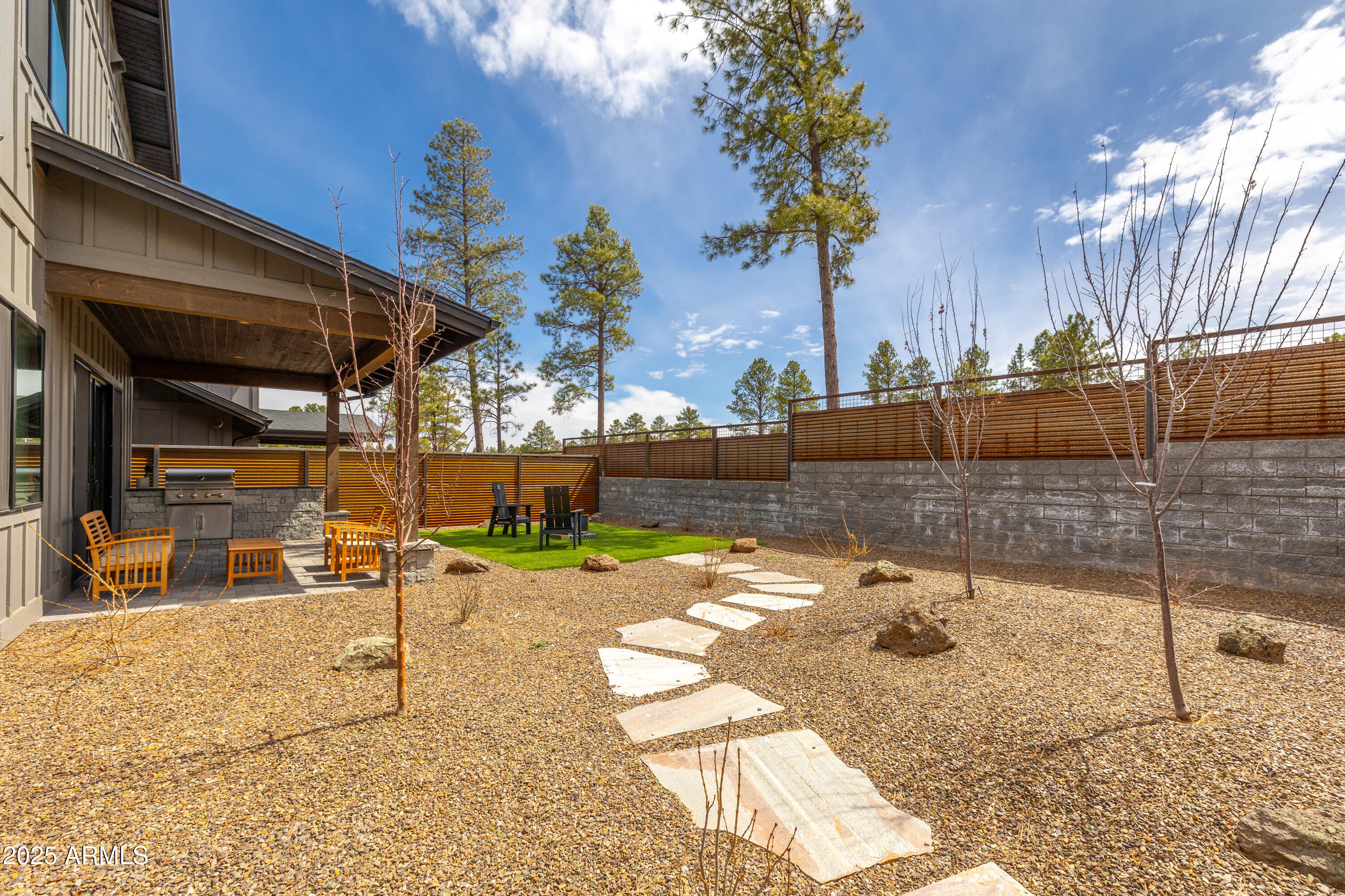 1809 E MAGNOLIA Drive