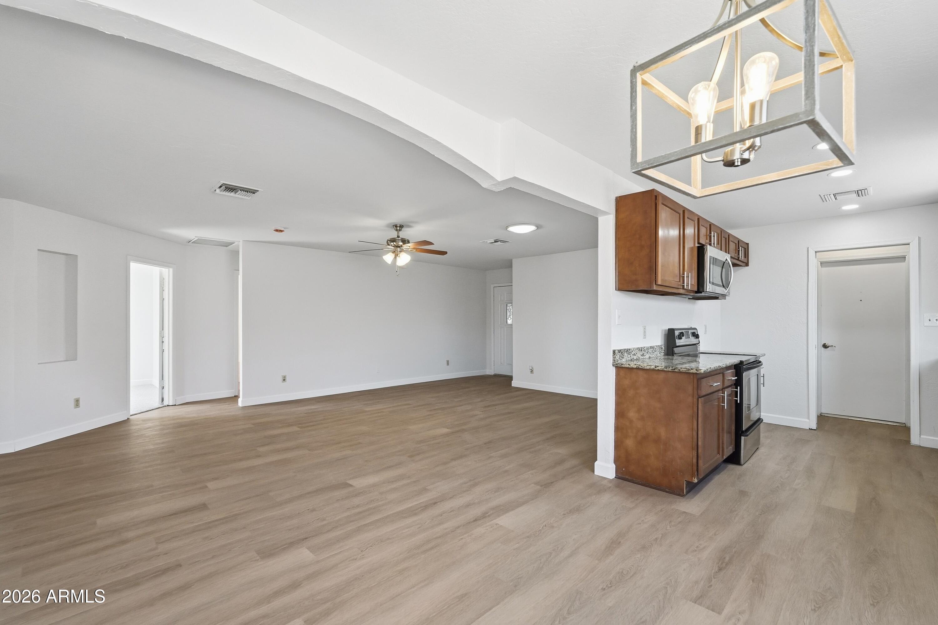 1925 W AMELIA Avenue