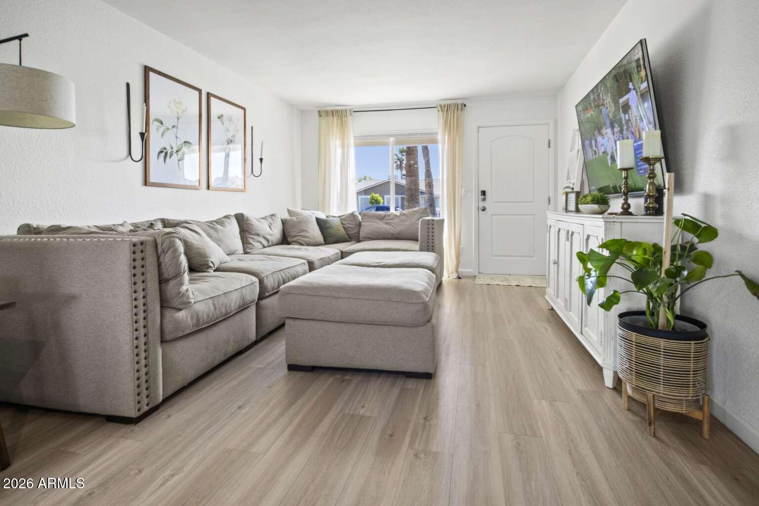 828 W WESTCHESTER Avenue