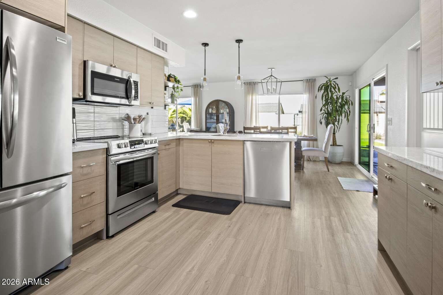 828 W WESTCHESTER Avenue